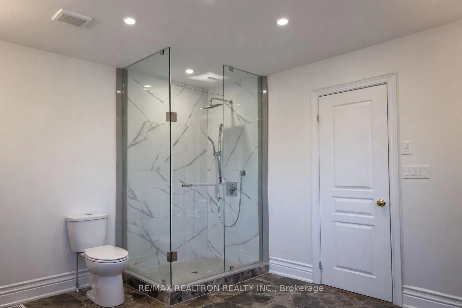 Photo 11 of 38 Westminster Circle, Barrie, Innis-Shore — HOMEH