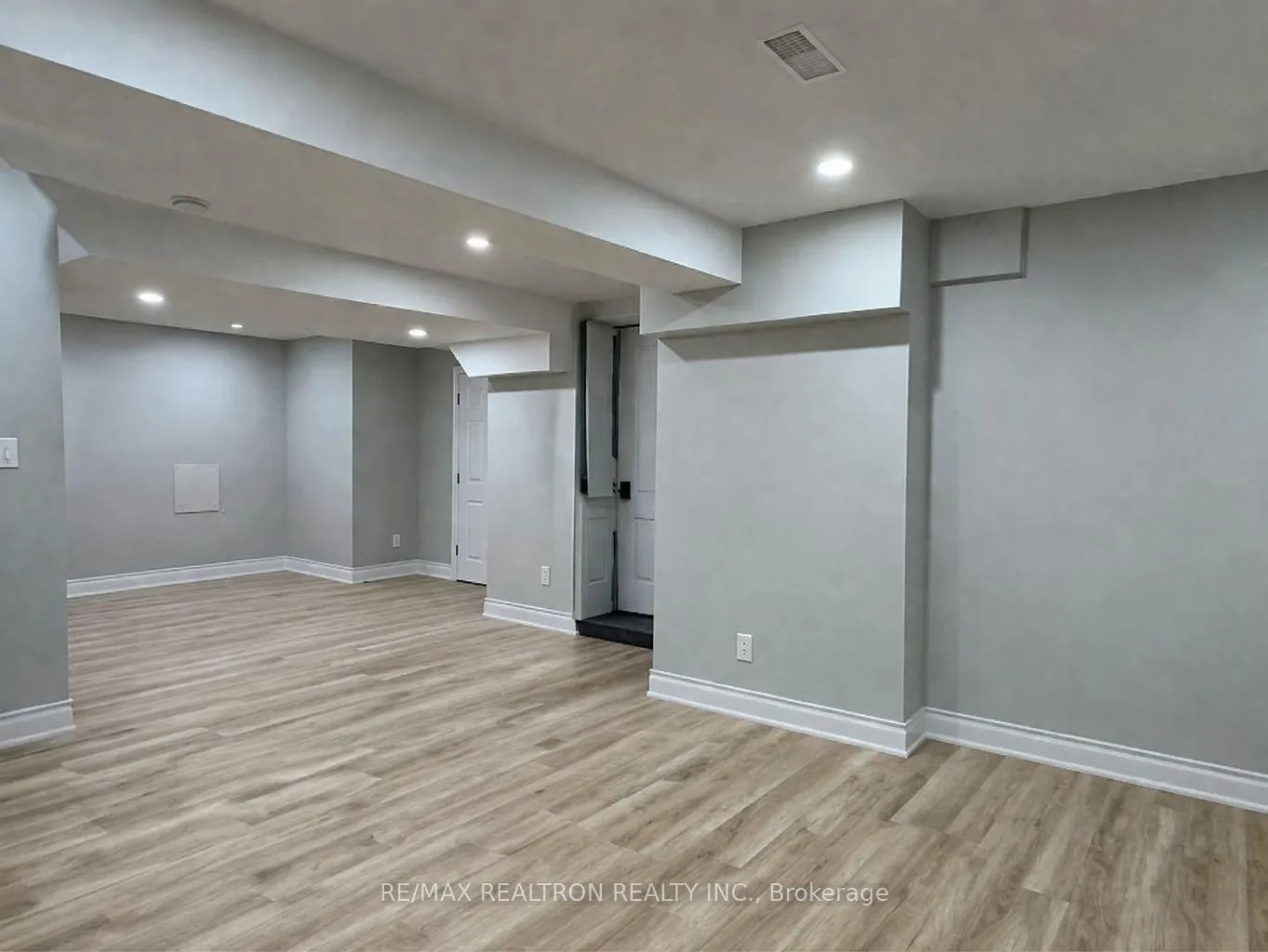 Photo 12 of 38 Westminster Circle, Barrie, Innis-Shore — HOMEH