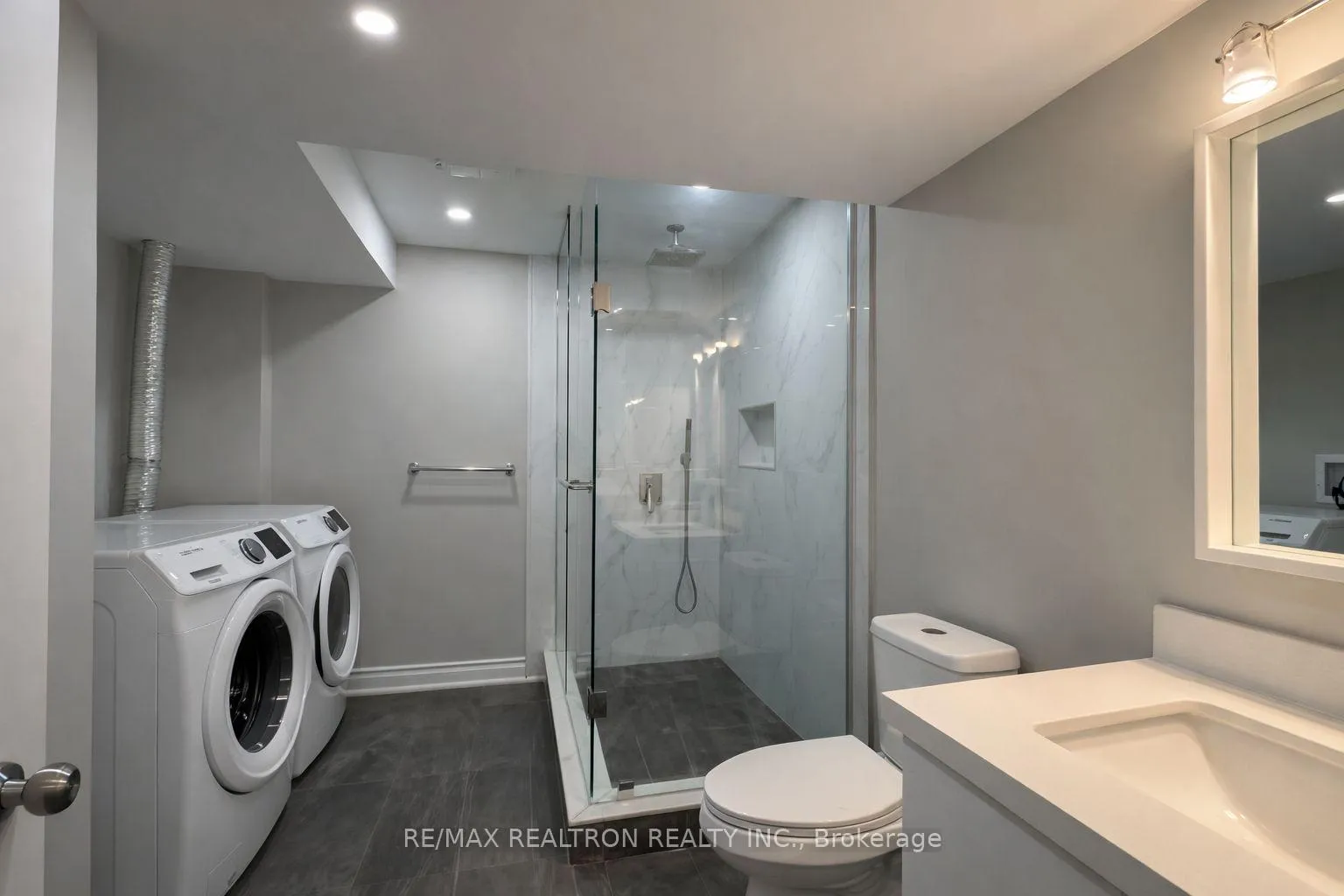 Photo 16 of 38 Westminster Circle, Barrie, Innis-Shore — HOMEH