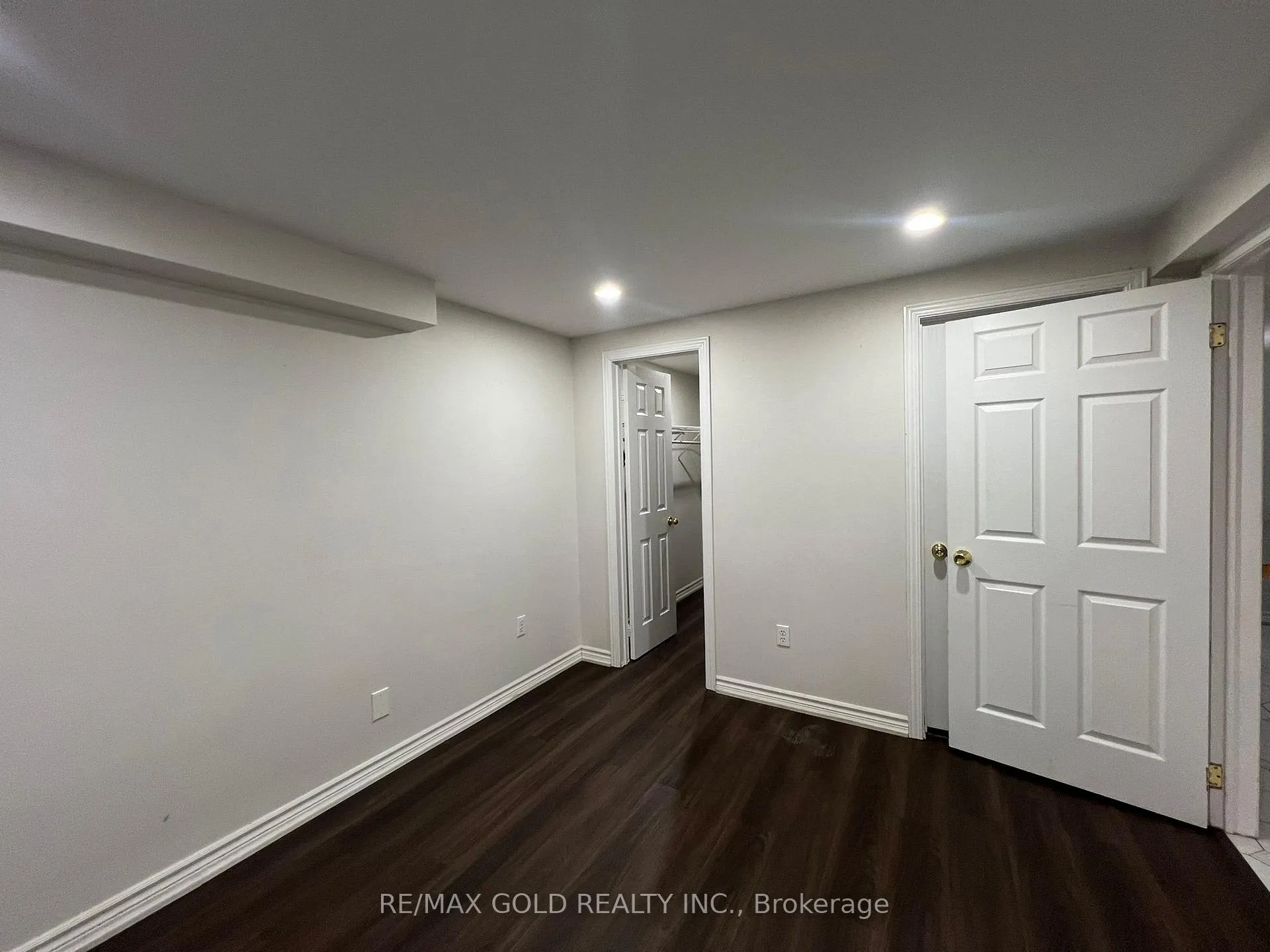 Photo 4 of 199 Sunforest Drive, Brampton, Heart Lake West — HOMEH