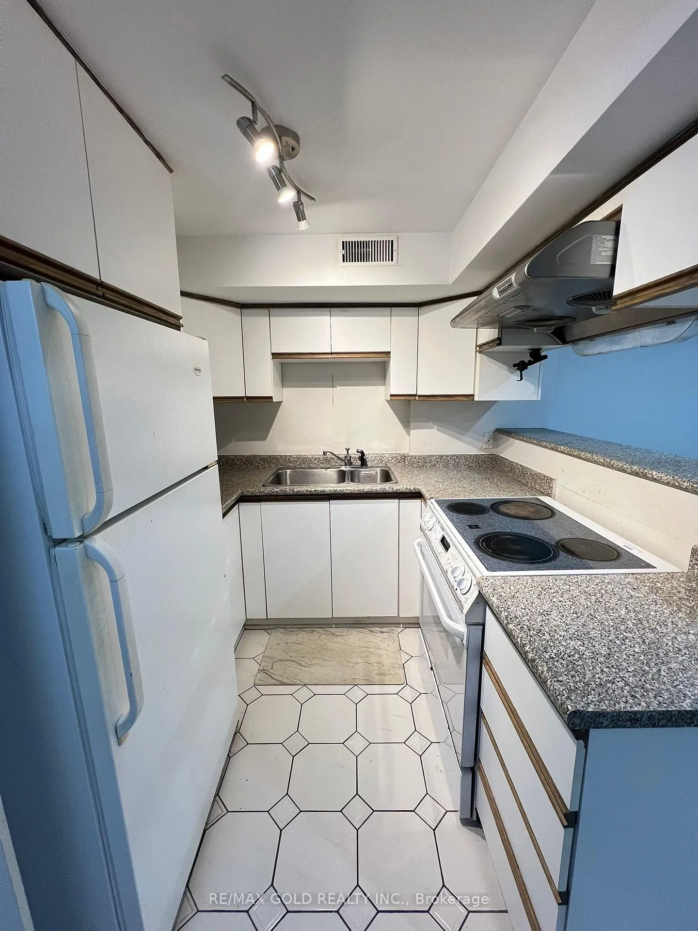 Photo 9 of 199 Sunforest Drive, Brampton, Heart Lake West — HOMEH
