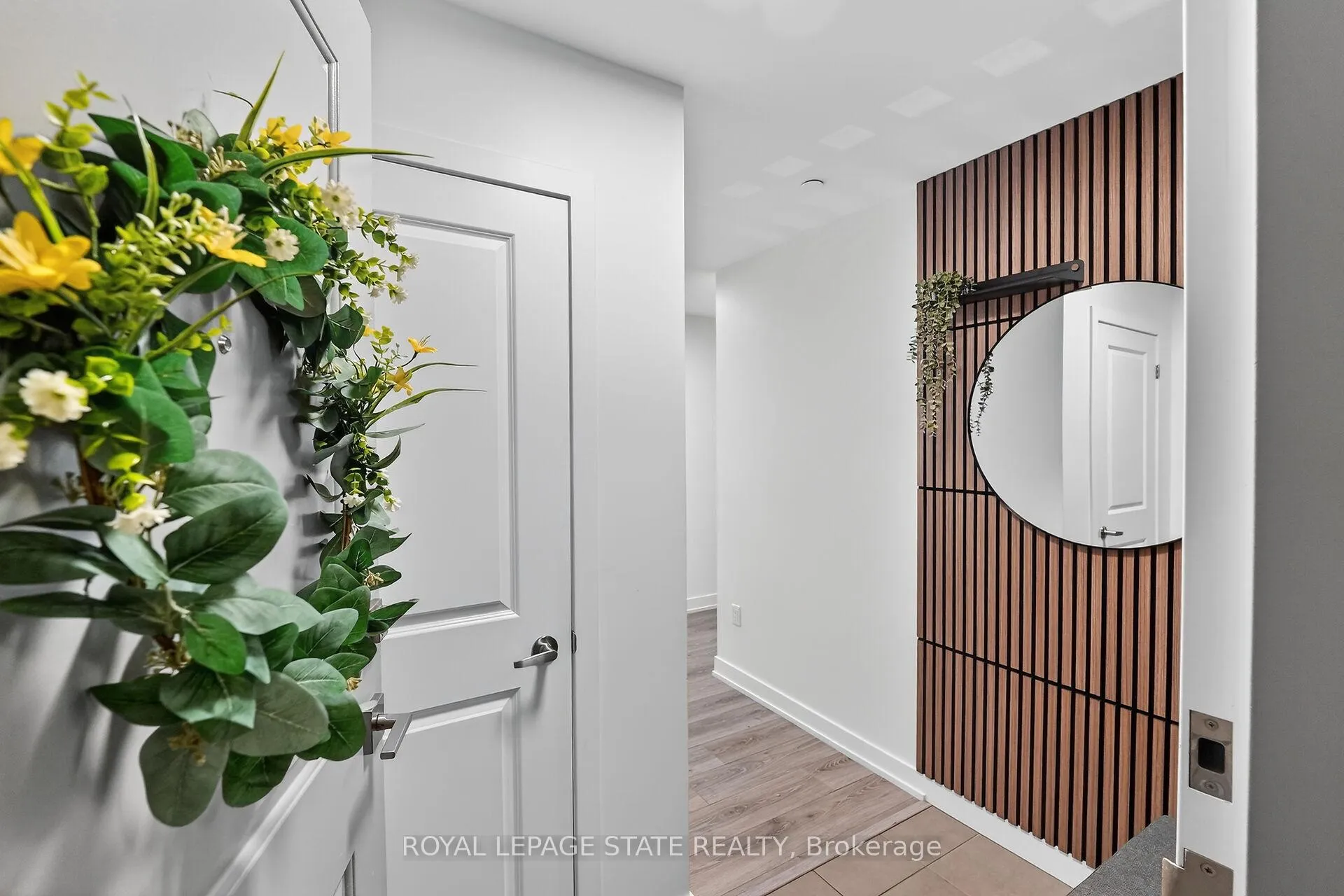 Photo 3 of Unit 327, 35 Southshore Crescent, Hamilton, Lakeshore — HOMEH