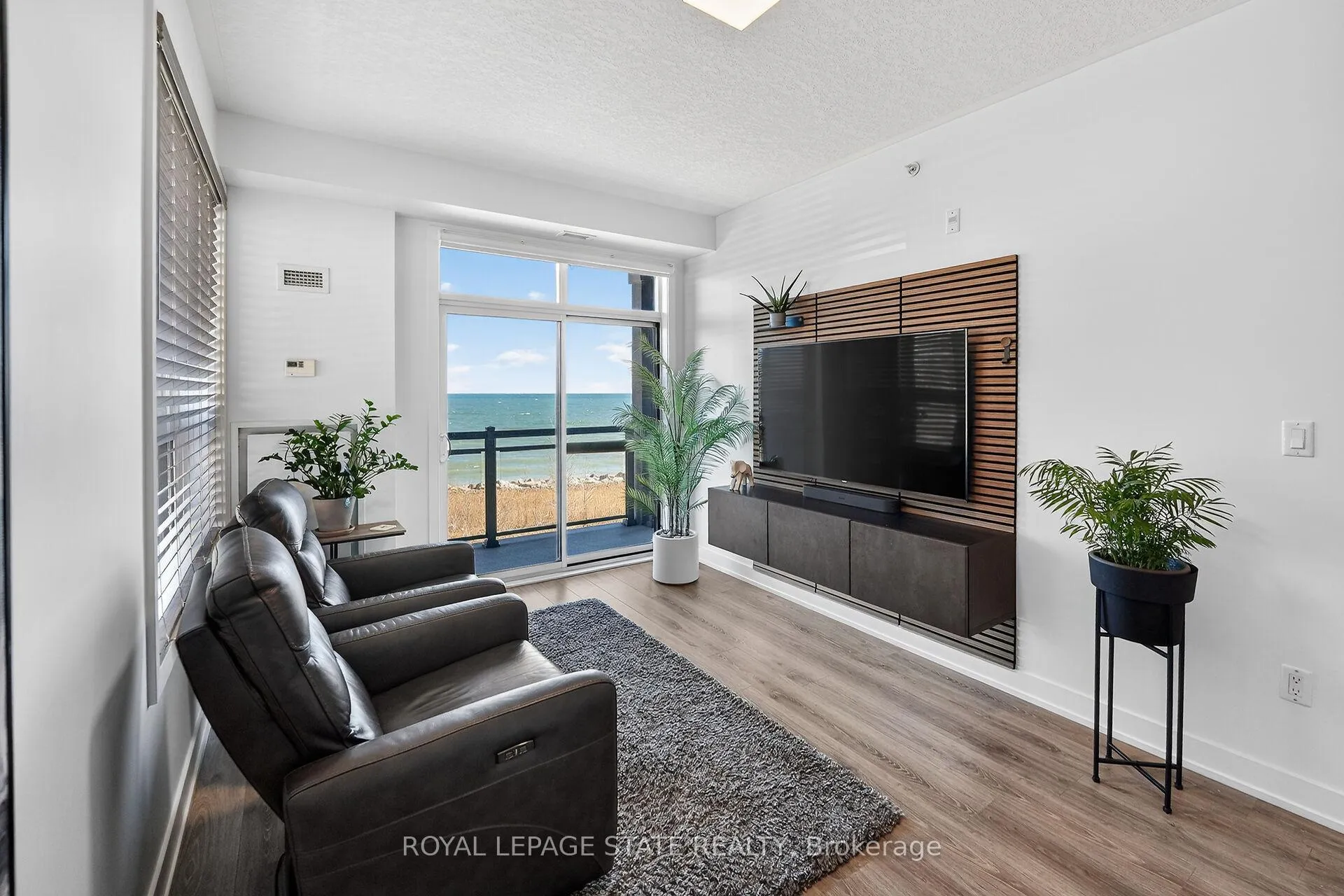 Photo 5 of Unit 327, 35 Southshore Crescent, Hamilton, Lakeshore — HOMEH