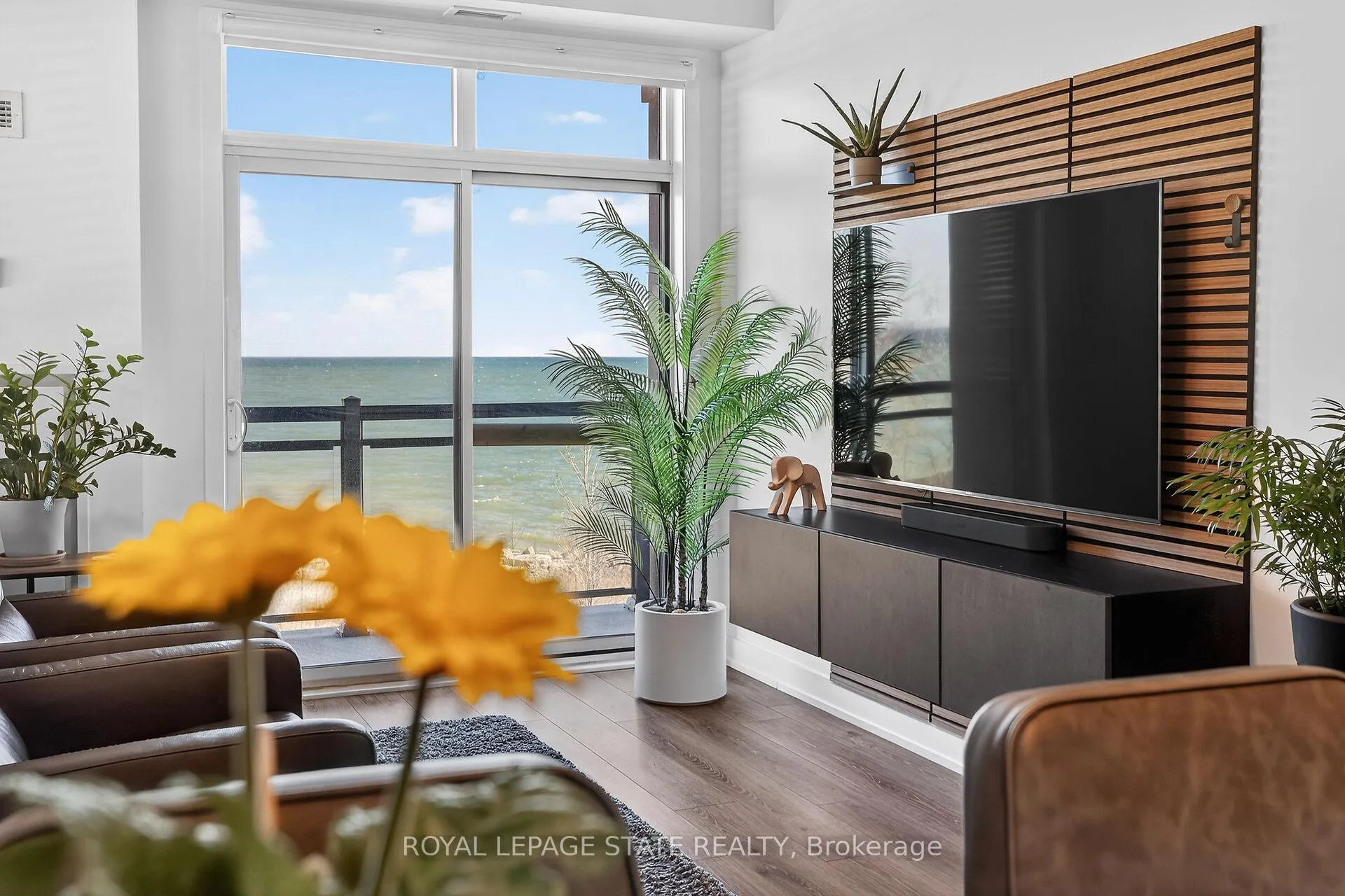 Photo 6 of Unit 327, 35 Southshore Crescent, Hamilton, Lakeshore — HOMEH
