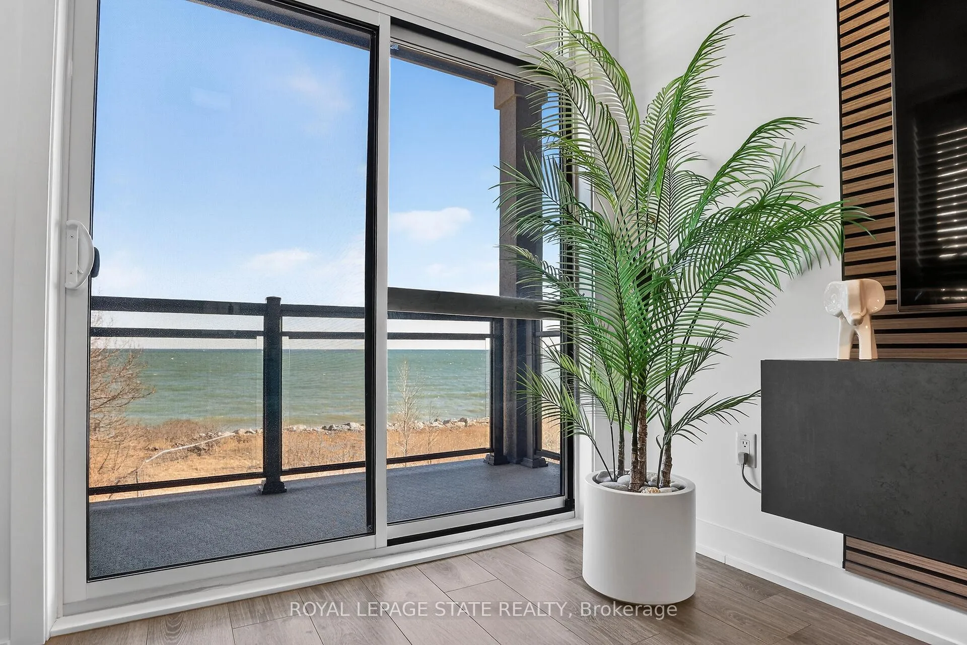Photo 9 of Unit 327, 35 Southshore Crescent, Hamilton, Lakeshore — HOMEH