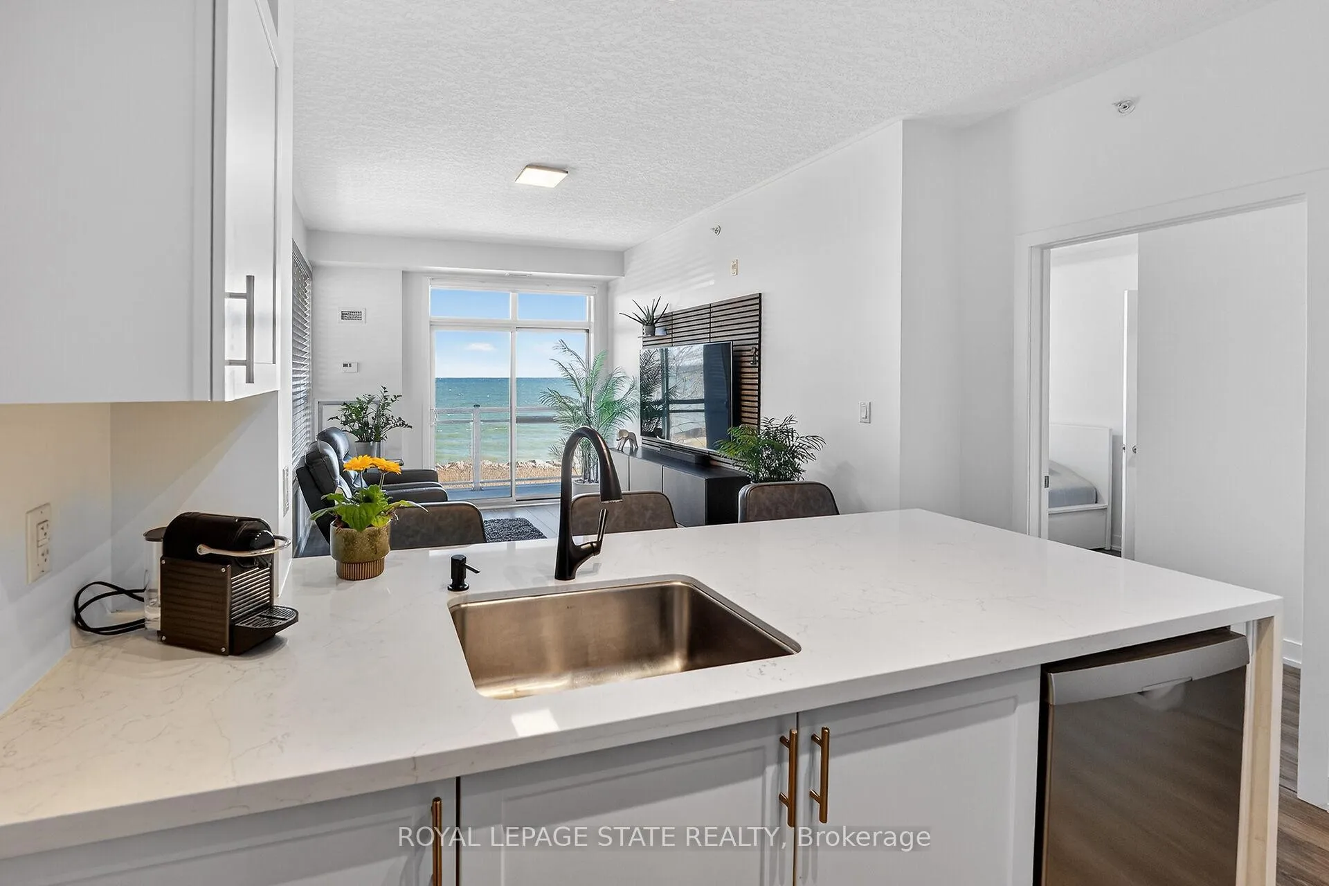 Photo 11 of Unit 327, 35 Southshore Crescent, Hamilton, Lakeshore — HOMEH