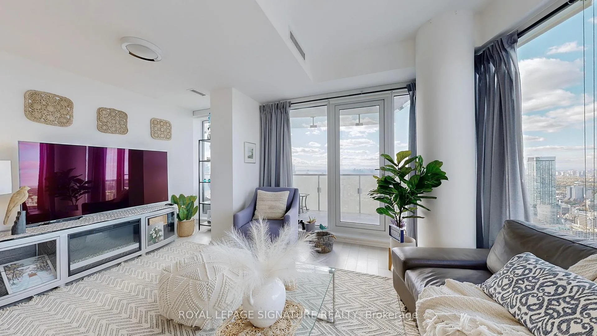 Photo 5 of Unit 5811, 197 Yonge Street, Toronto, Church-Yonge Corridor — HOMEH