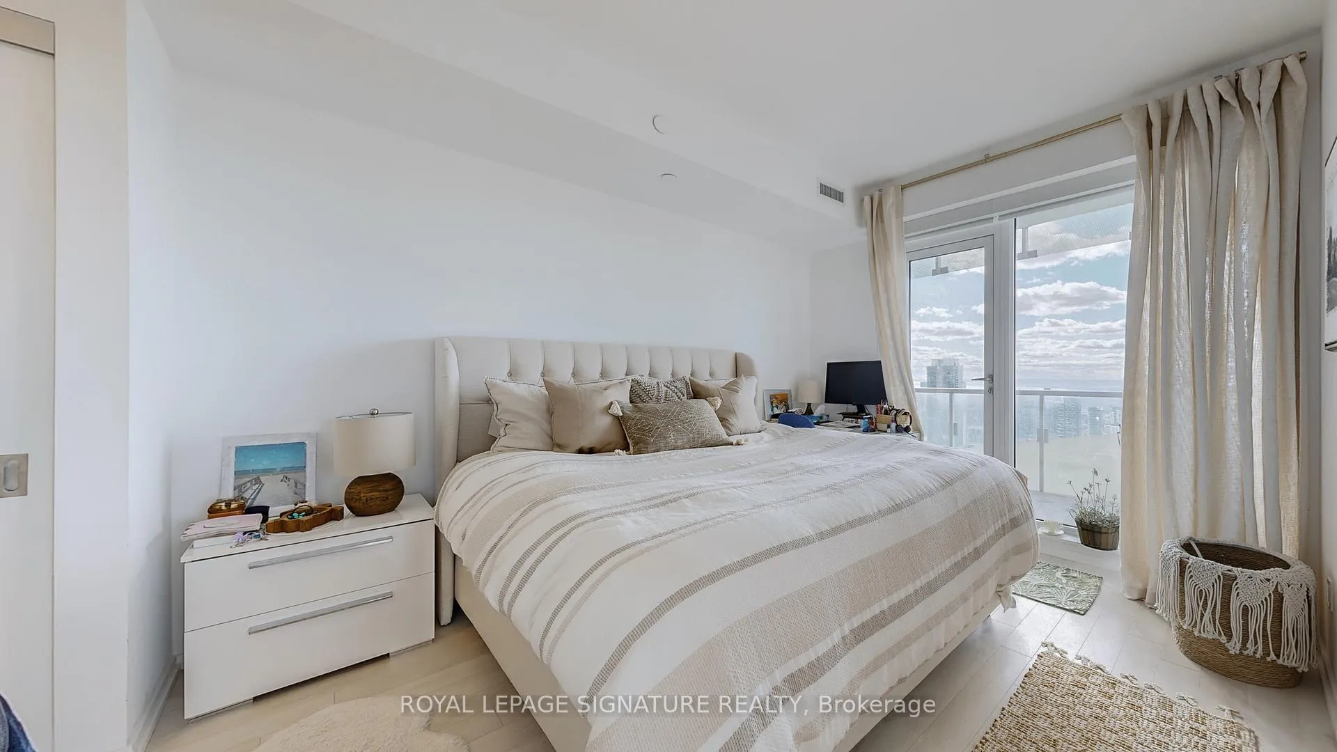 Photo 11 of Unit 5811, 197 Yonge Street, Toronto, Church-Yonge Corridor — HOMEH