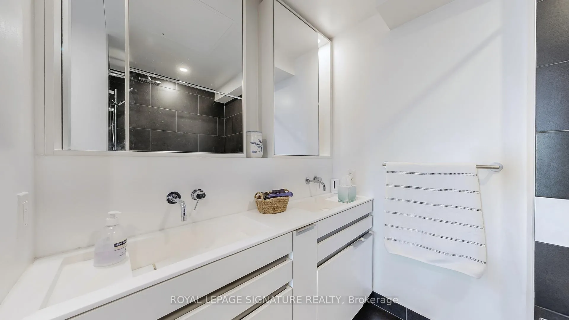Photo 14 of Unit 5811, 197 Yonge Street, Toronto, Church-Yonge Corridor — HOMEH