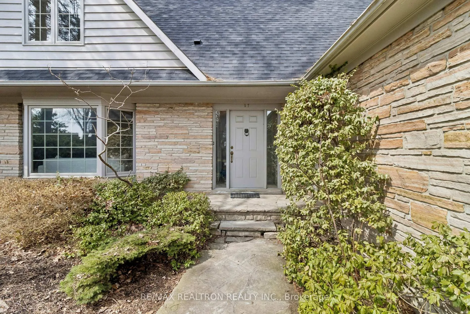 Photo 3 of 57 Hemingway Crescent, Markham, Unionville — HOMEH