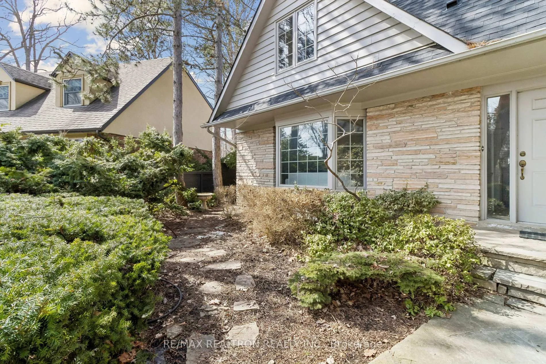 Photo 4 of 57 Hemingway Crescent, Markham, Unionville — HOMEH