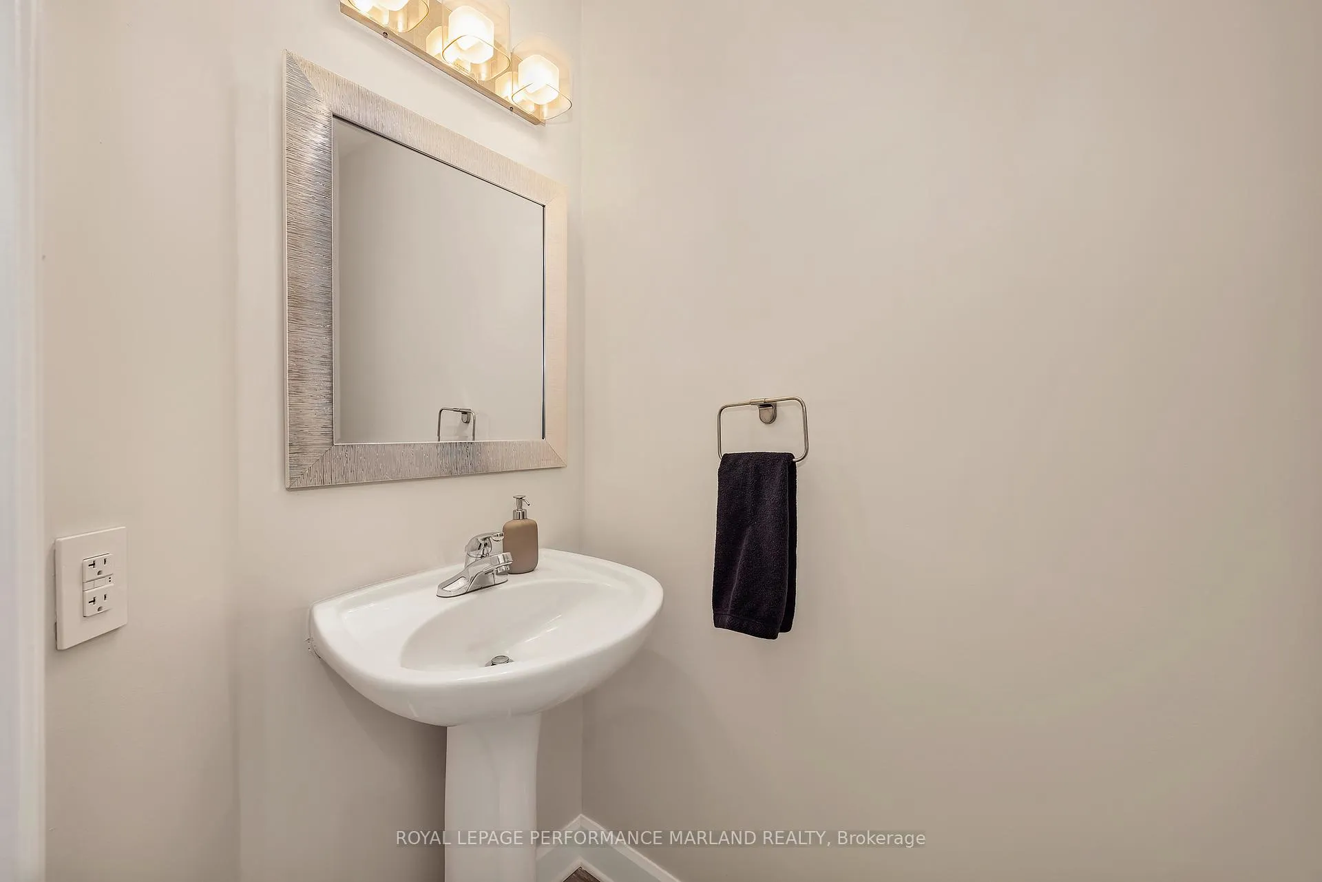 Photo 11 of Unit 18, 63 Madaket Private, Ottawa, Kanata - Emerald Meadows/Trailwest — HOMEH