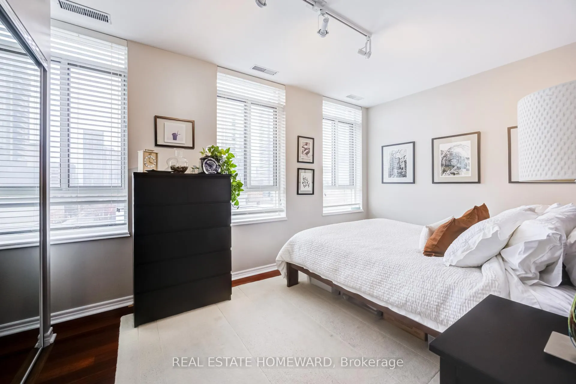 Photo 7 of Unit 702, 135 Maitland Street, Toronto, Church-Yonge Corridor — HOMEH
