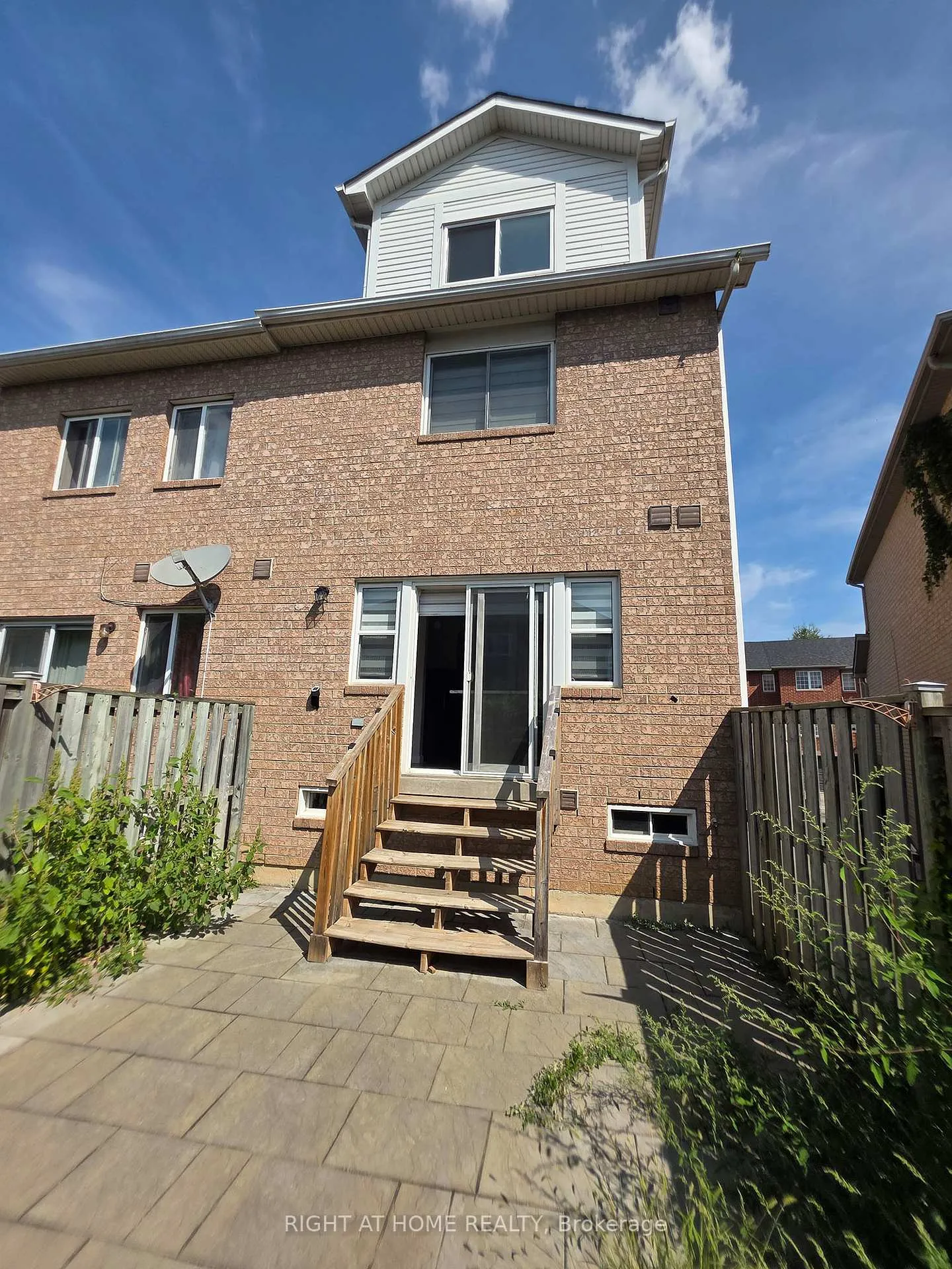 Photo 2 of 98 Spadina Road, Brampton, Brampton West — HOMEH