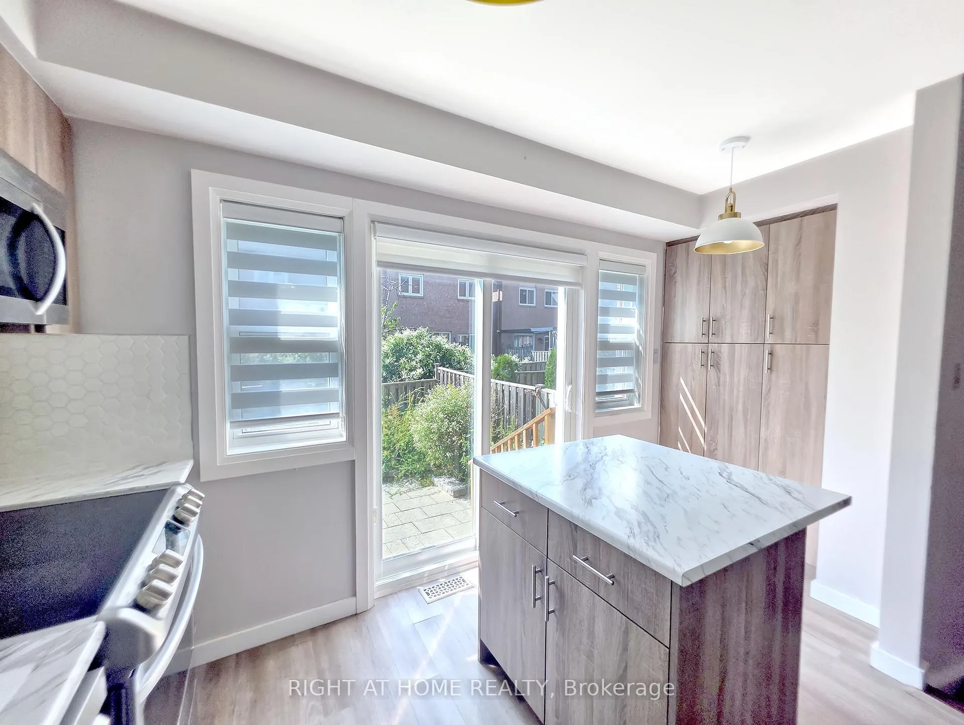 Photo 3 of 98 Spadina Road, Brampton, Brampton West — HOMEH