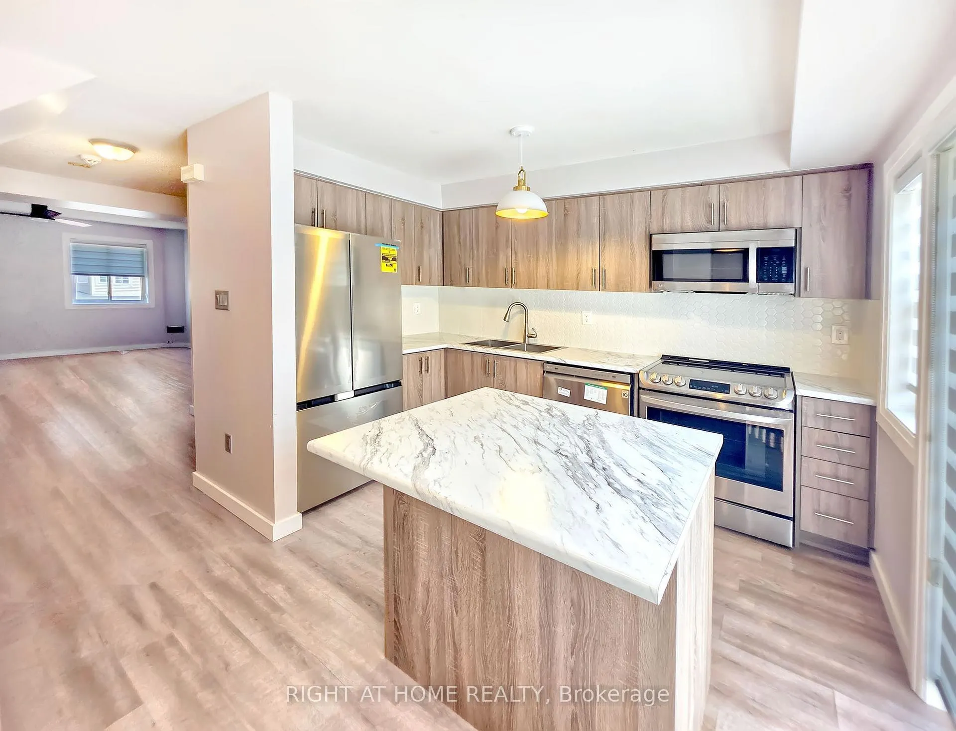 Photo 4 of 98 Spadina Road, Brampton, Brampton West — HOMEH