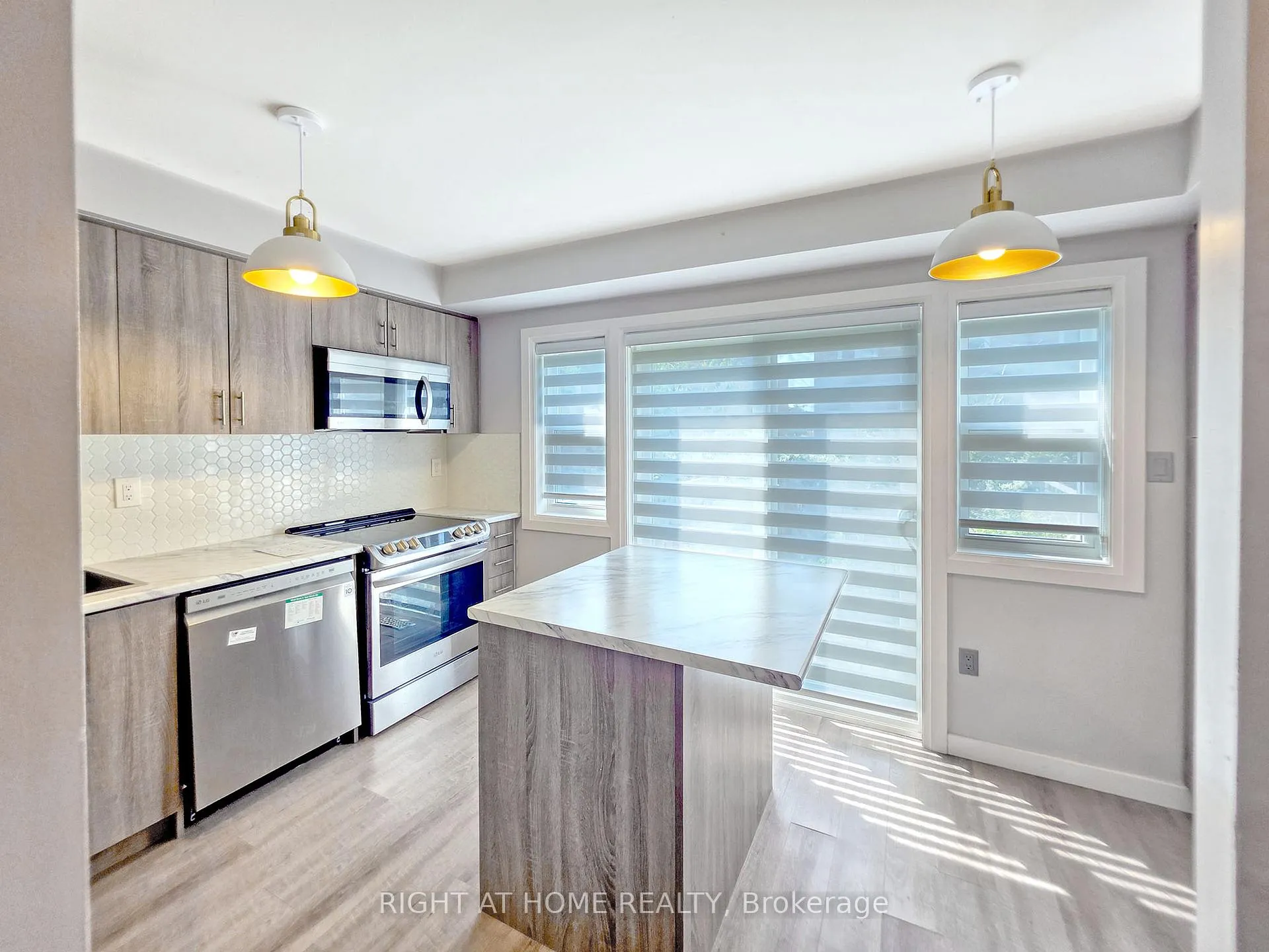 Photo 5 of 98 Spadina Road, Brampton, Brampton West — HOMEH