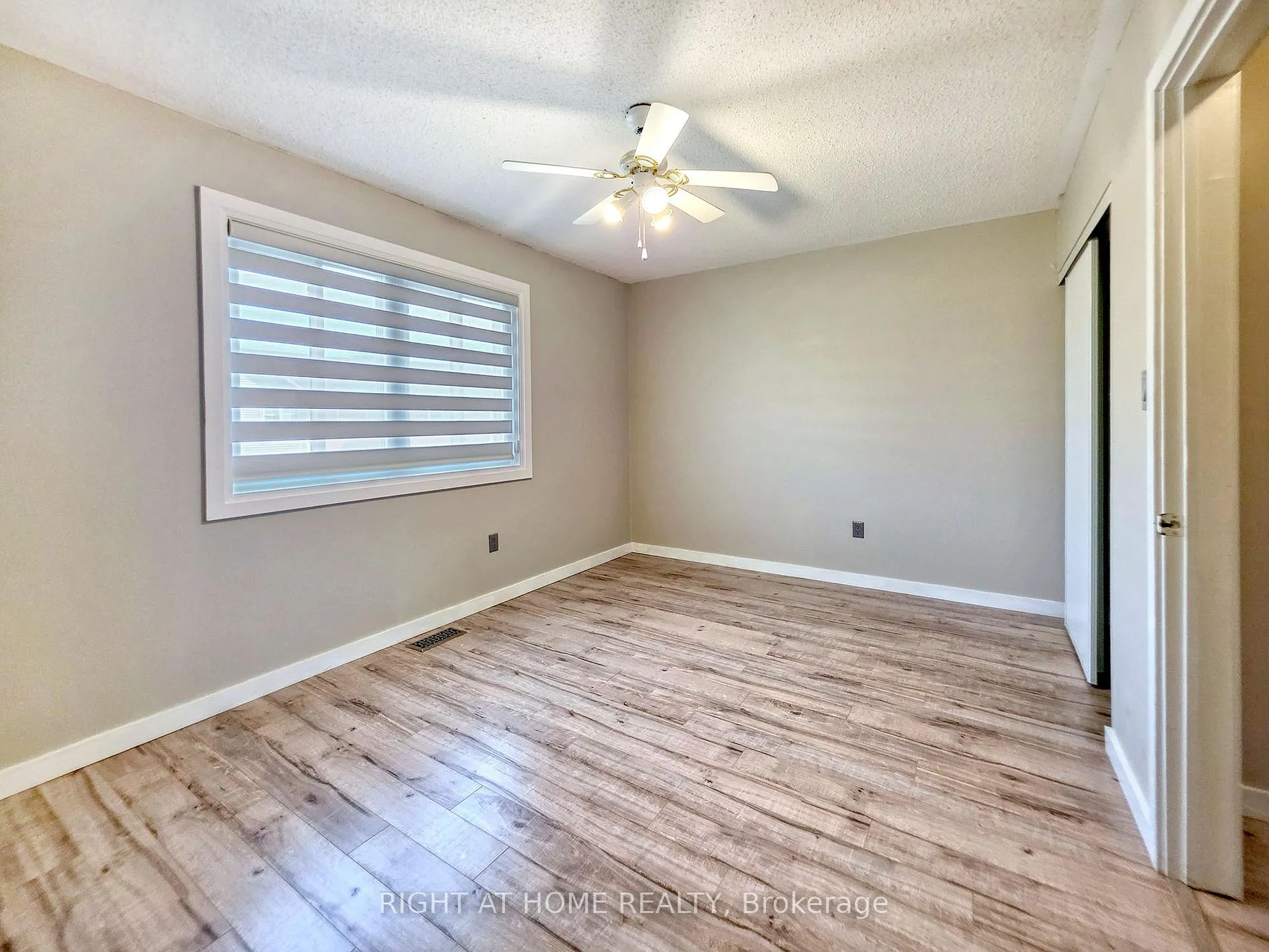 Photo 8 of 98 Spadina Road, Brampton, Brampton West — HOMEH