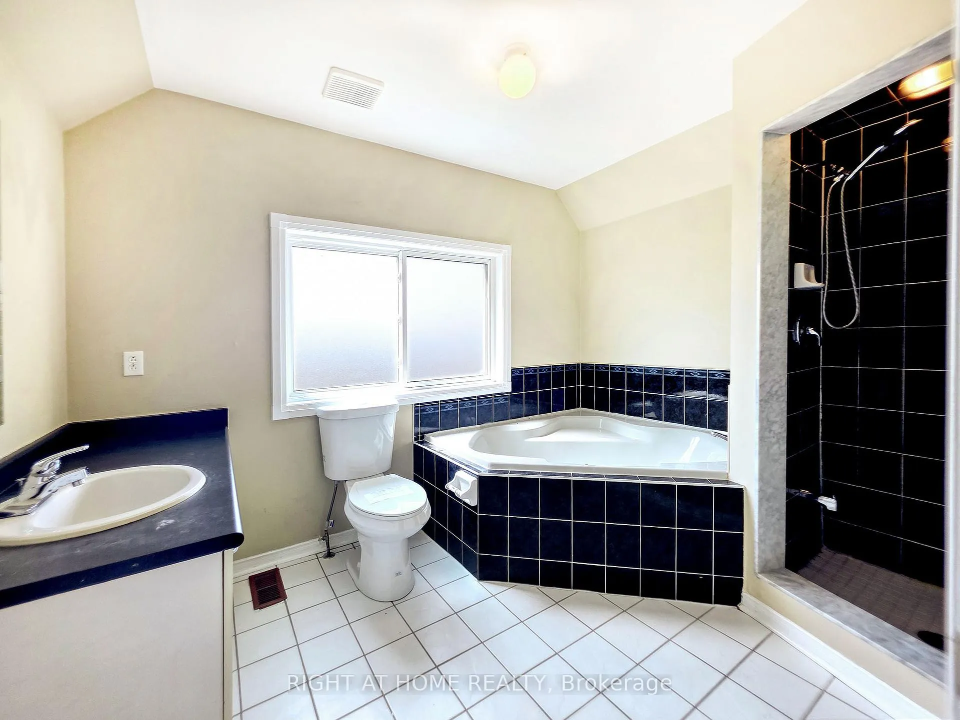 Photo 13 of 98 Spadina Road, Brampton, Brampton West — HOMEH