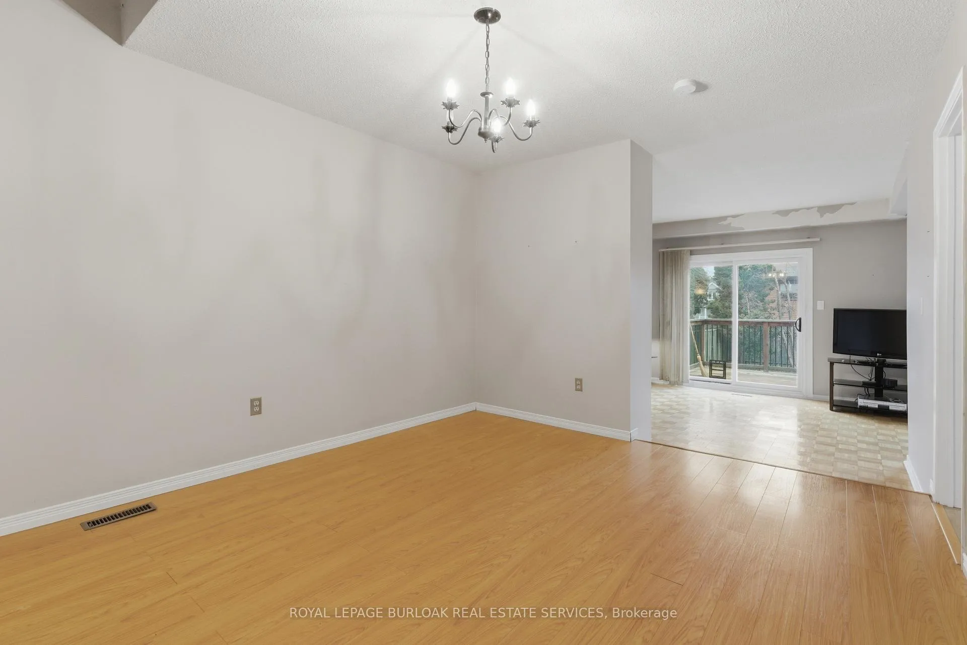Photo 4 of 23 Garden Avenue, Brampton, Brampton West — HOMEH