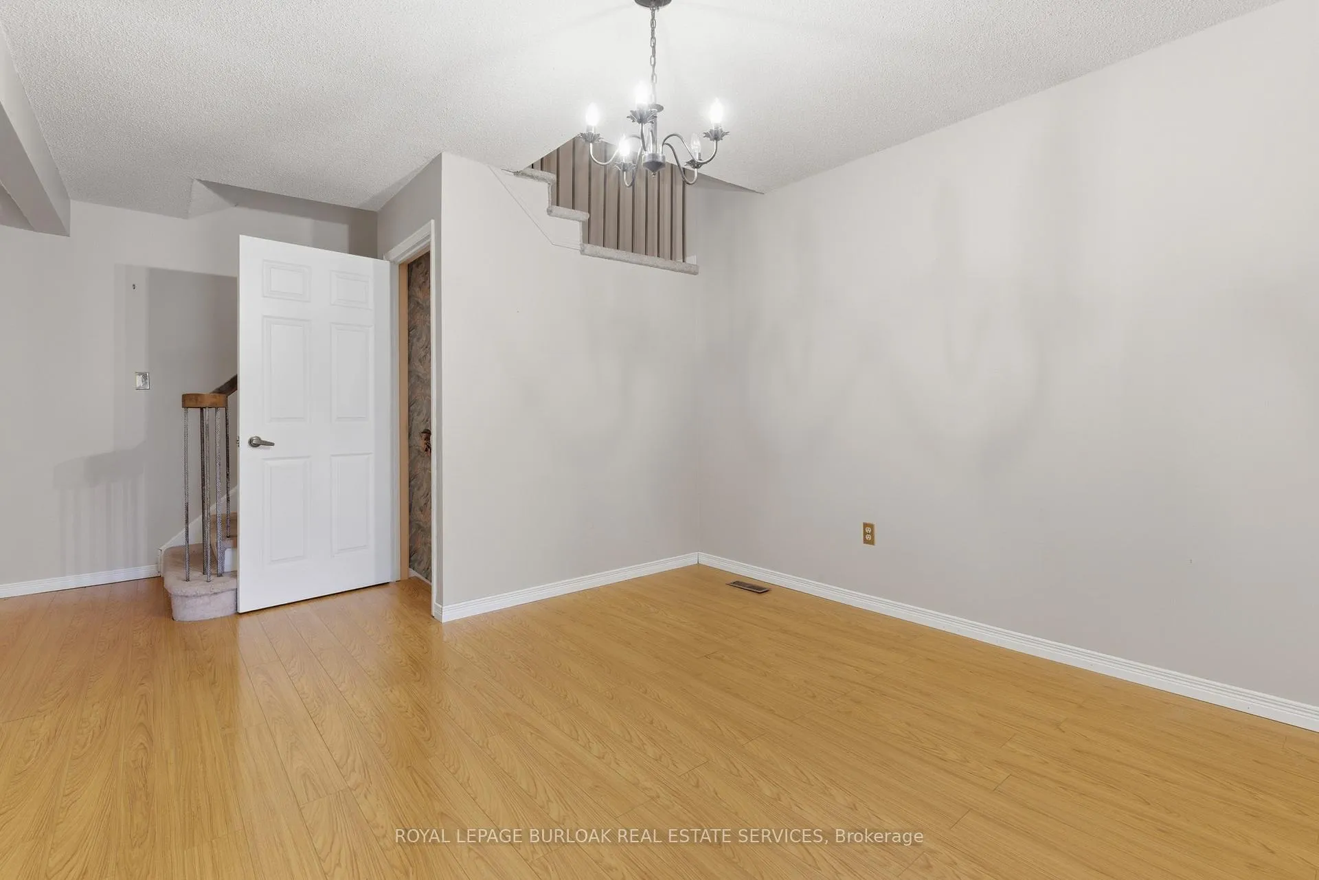 Photo 5 of 23 Garden Avenue, Brampton, Brampton West — HOMEH