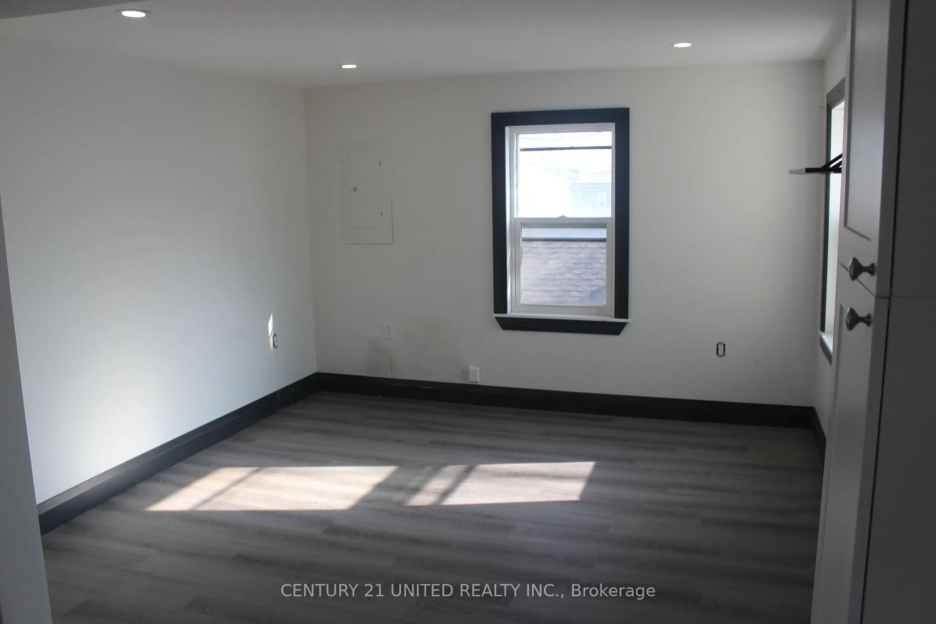 Photo 11 of 552 Bethune Street, Peterborough, Town Ward 3 — HOMEH