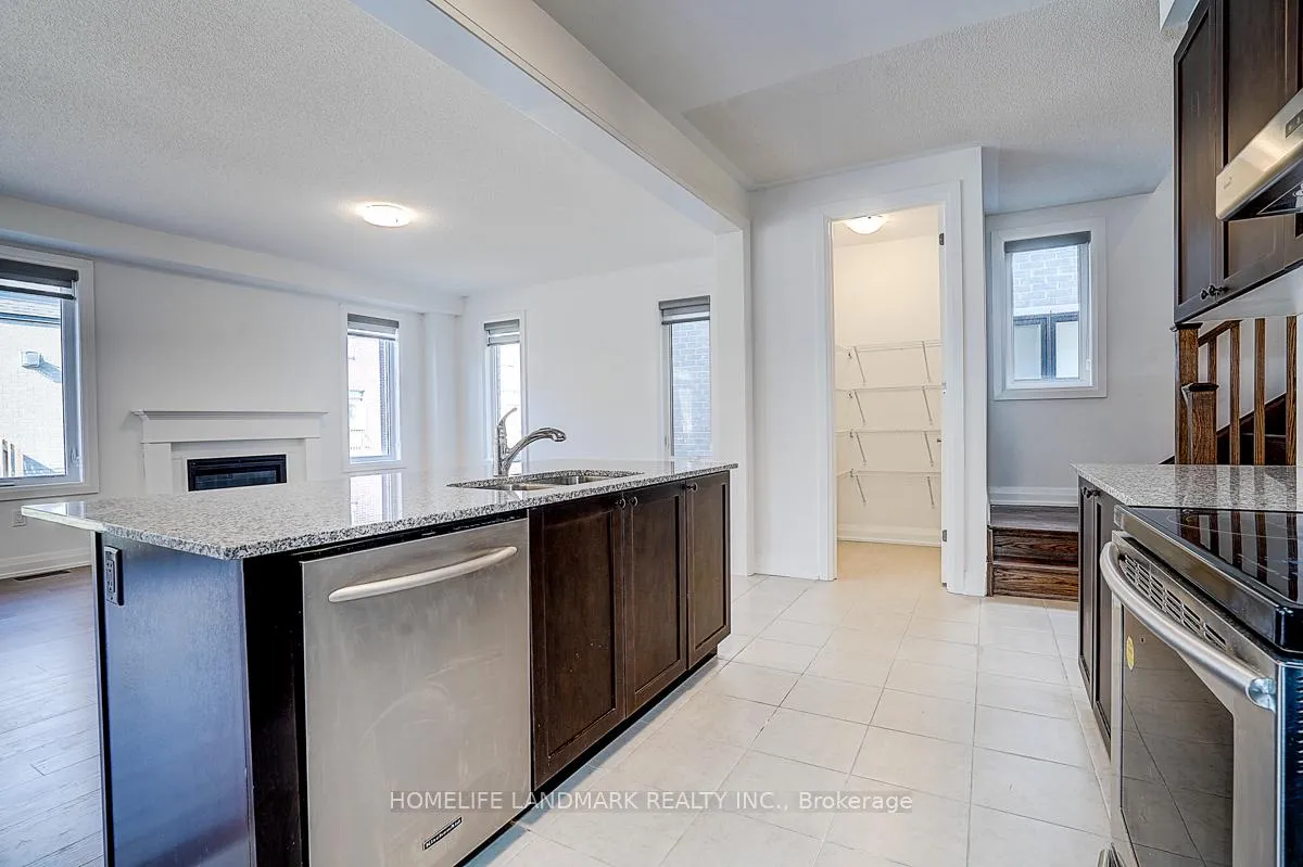 Photo 9 of 1404 Mockingbird Square, Pickering, Rural Pickering — HOMEH