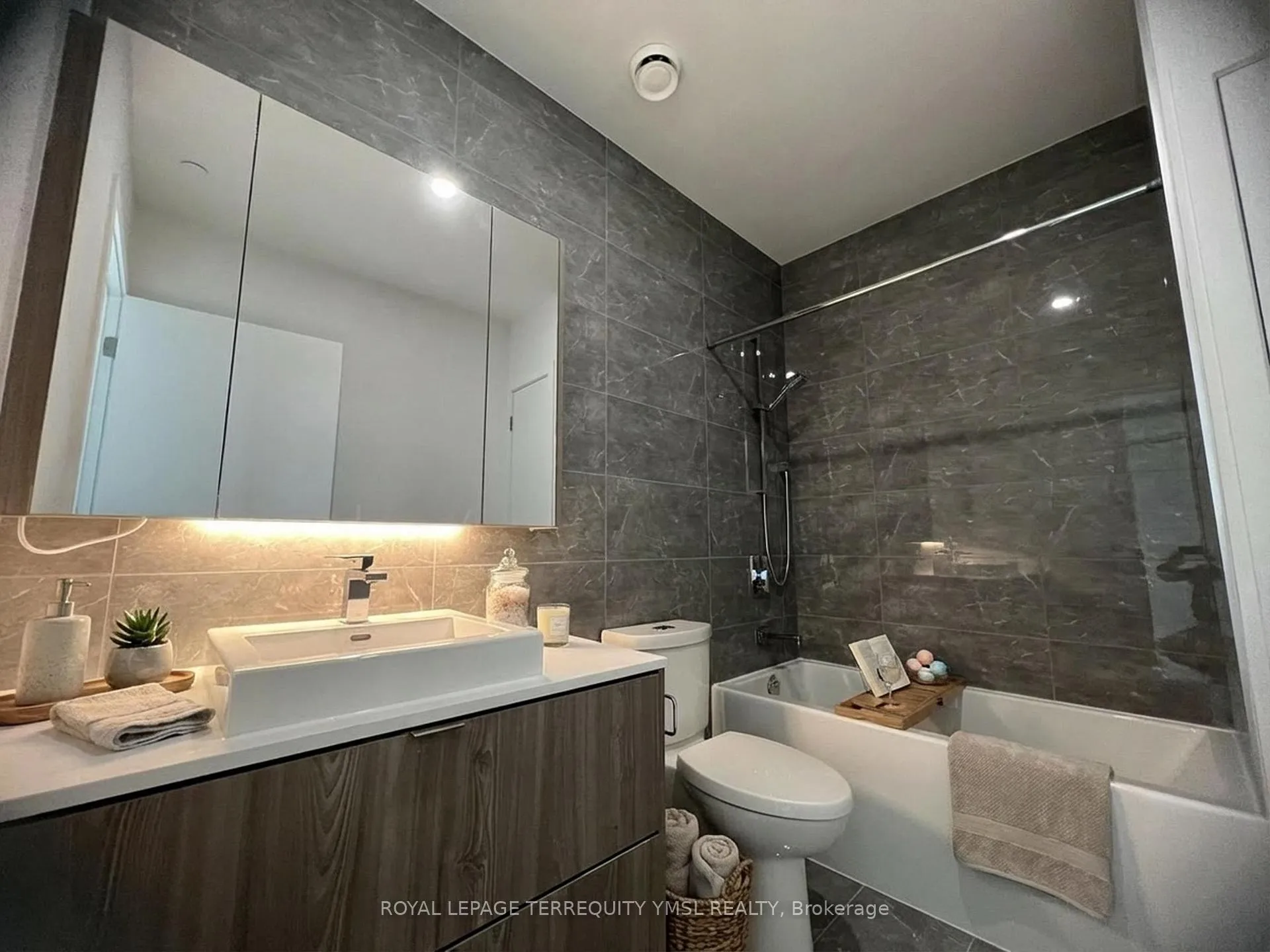 Photo 15 of Unit 816, 7 Smith Crescent, Etobicoke, Stonegate-Queensway — HOMEH