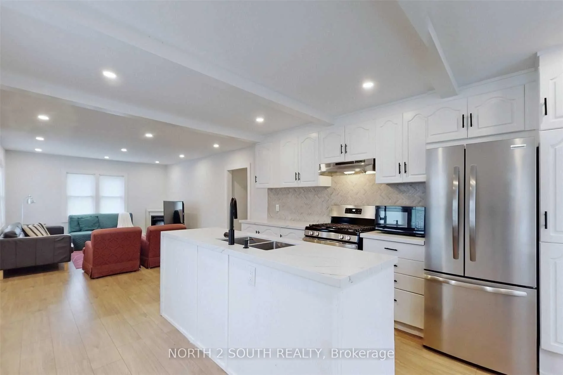 Photo 9 of 202 Garden Avenue, Georgina, Keswick North — HOMEH