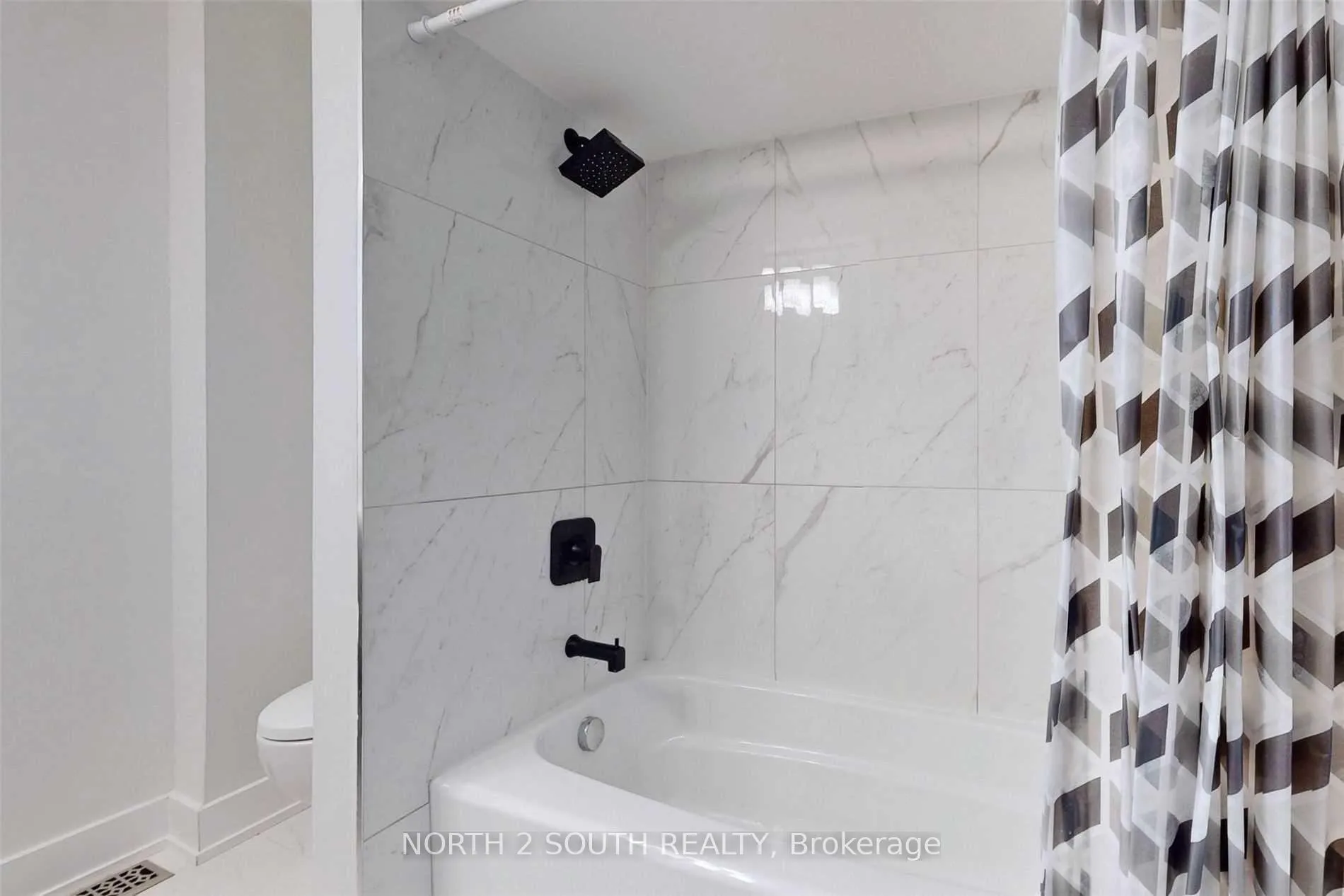 Photo 23 of 202 Garden Avenue, Georgina, Keswick North — HOMEH
