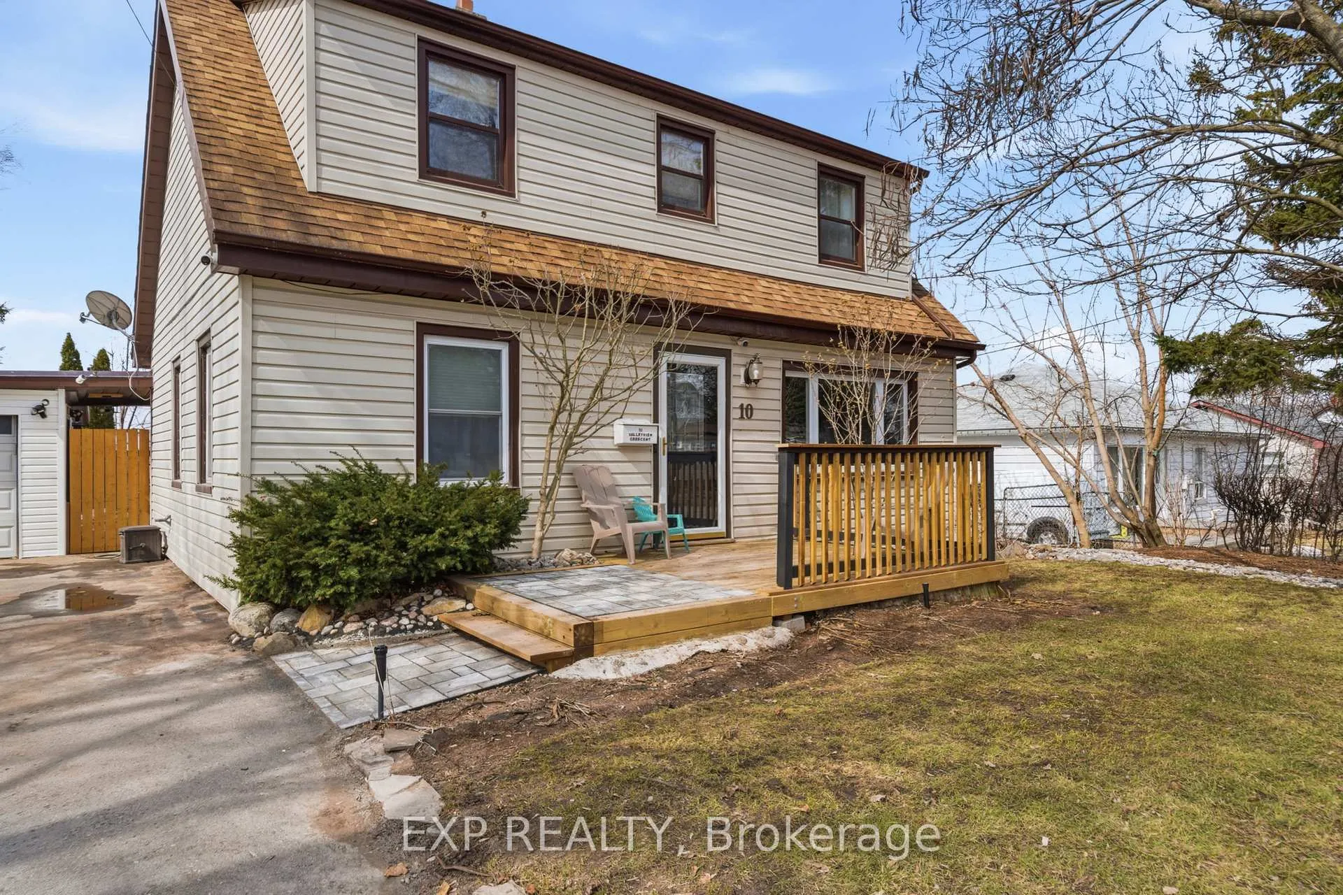 Front of 10 Valleyview Crescent