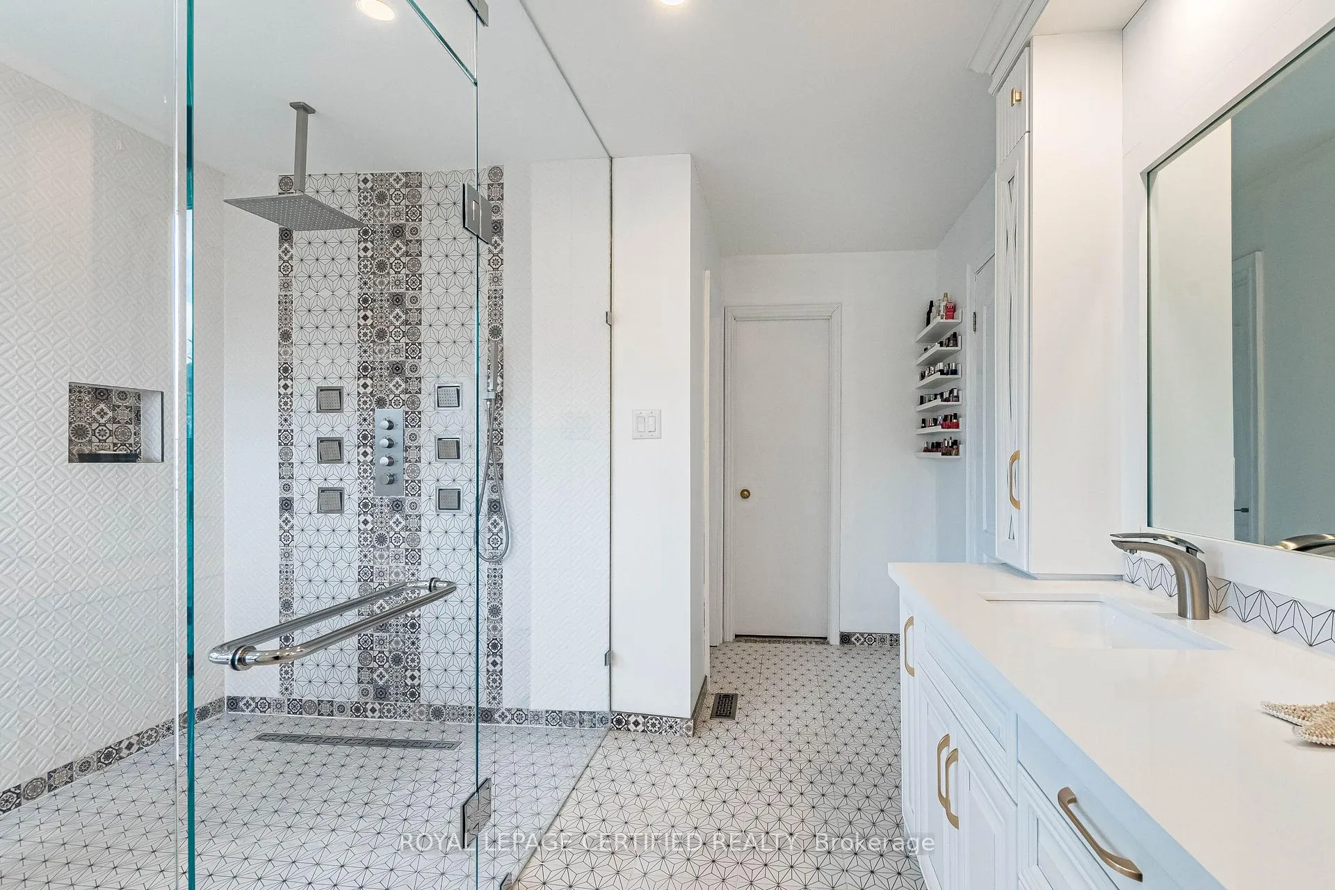 Photo 28 of 48 Fernbrook Crescent, Brampton, Snelgrove — HOMEH