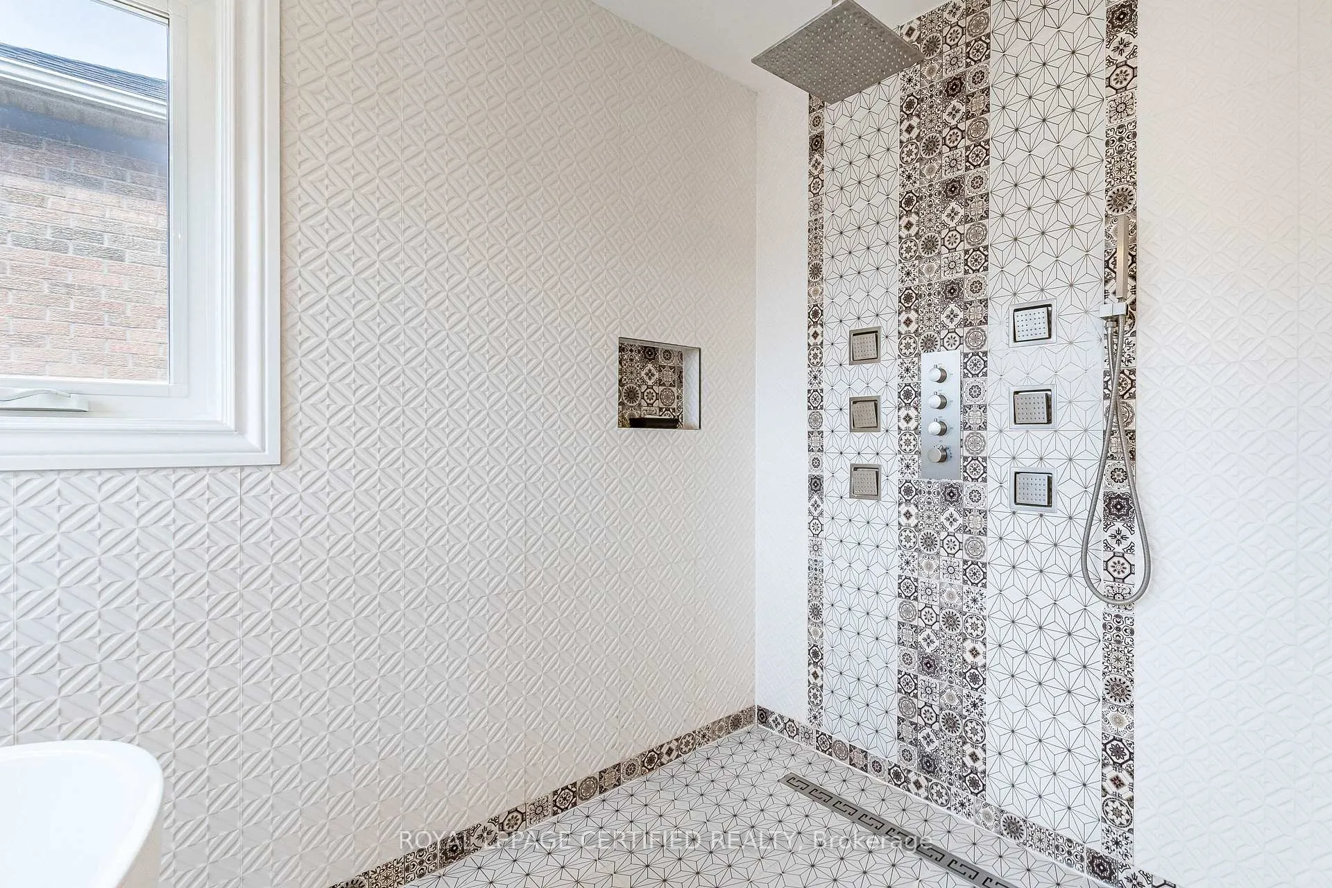 Photo 29 of 48 Fernbrook Crescent, Brampton, Snelgrove — HOMEH