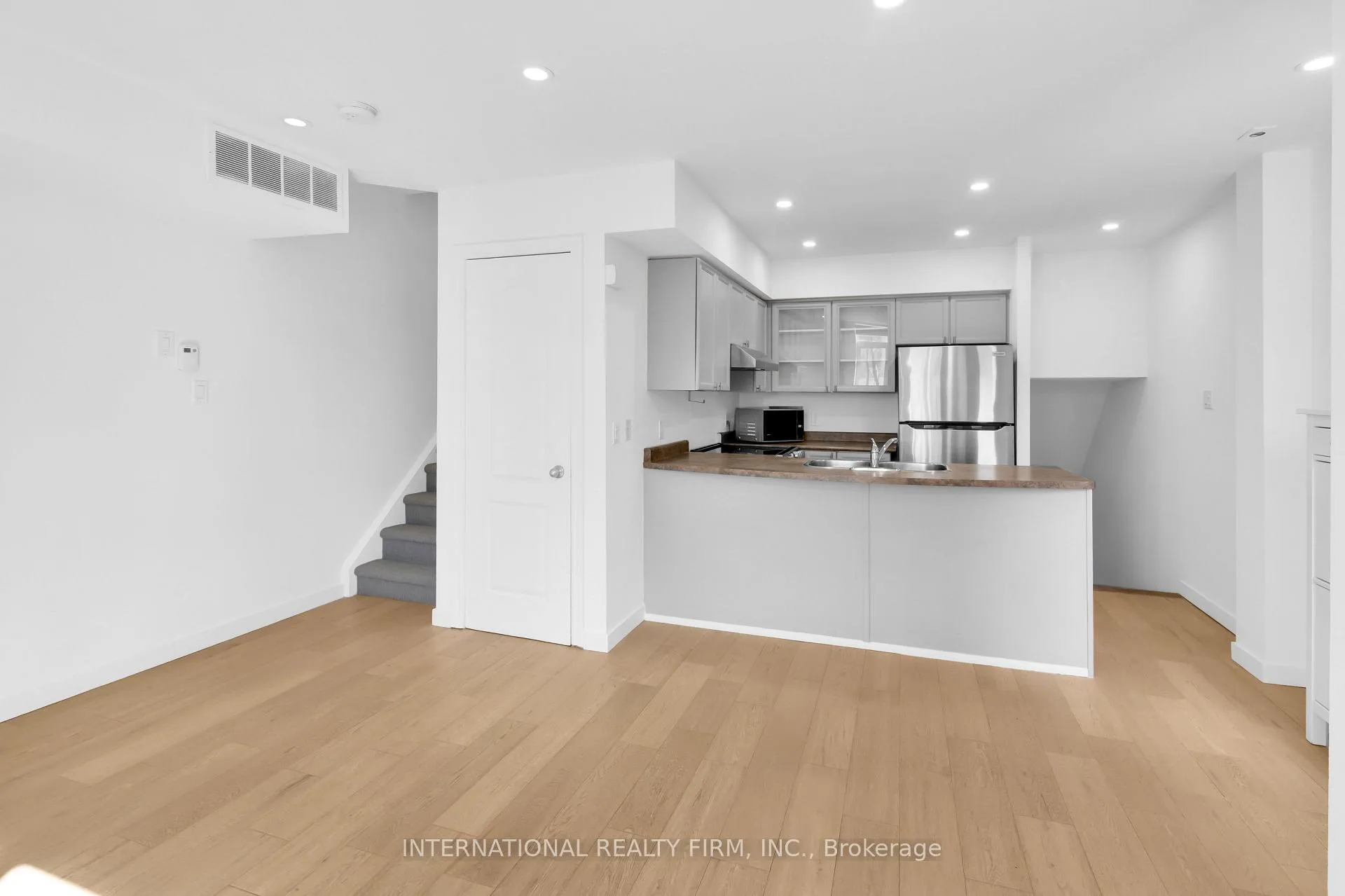 Front of Unit 2706, 27 Sudbury Street