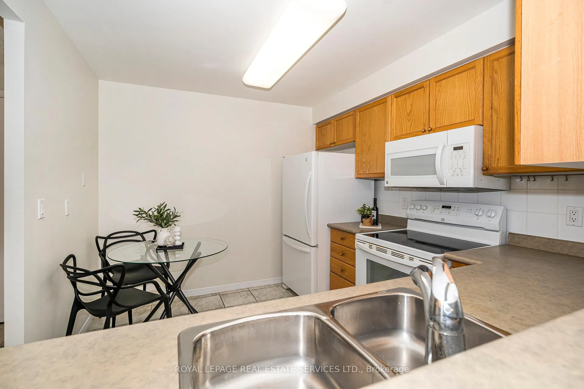 Photo 4 of Unit 310, 1000 The Esplanade N, Pickering, Town Centre — HOMEH