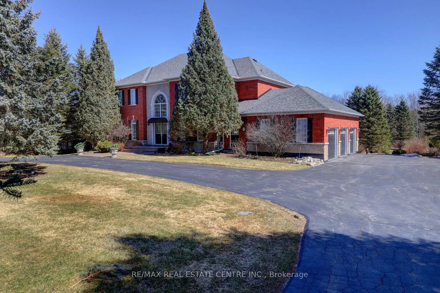 Photo 2 of 8 Deer Run Crescent, Halton Hills, Rural Esquesing — HOMEH