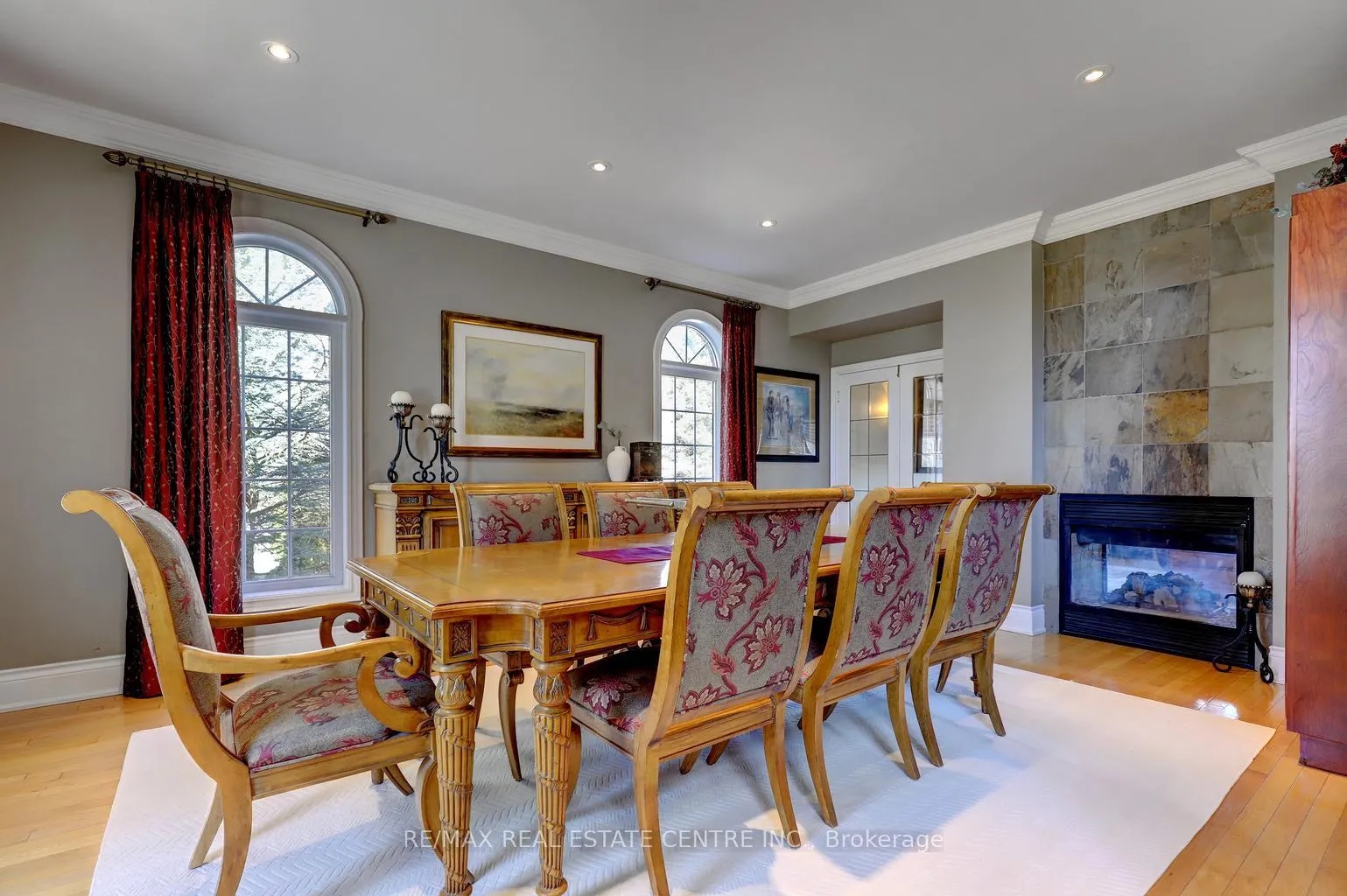 Photo 10 of 8 Deer Run Crescent, Halton Hills, Rural Esquesing — HOMEH