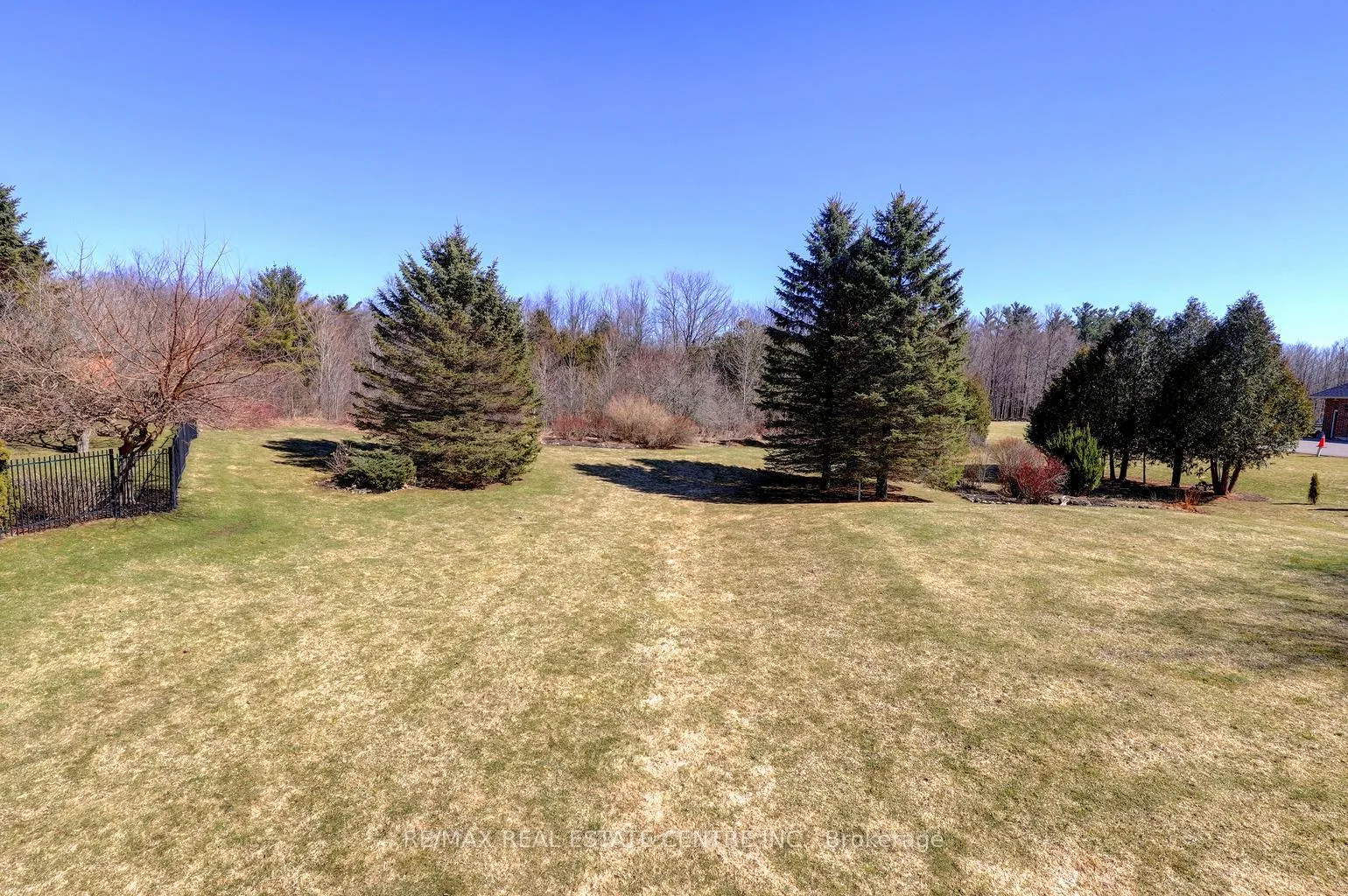 Photo 24 of 8 Deer Run Crescent, Halton Hills, Rural Esquesing — HOMEH