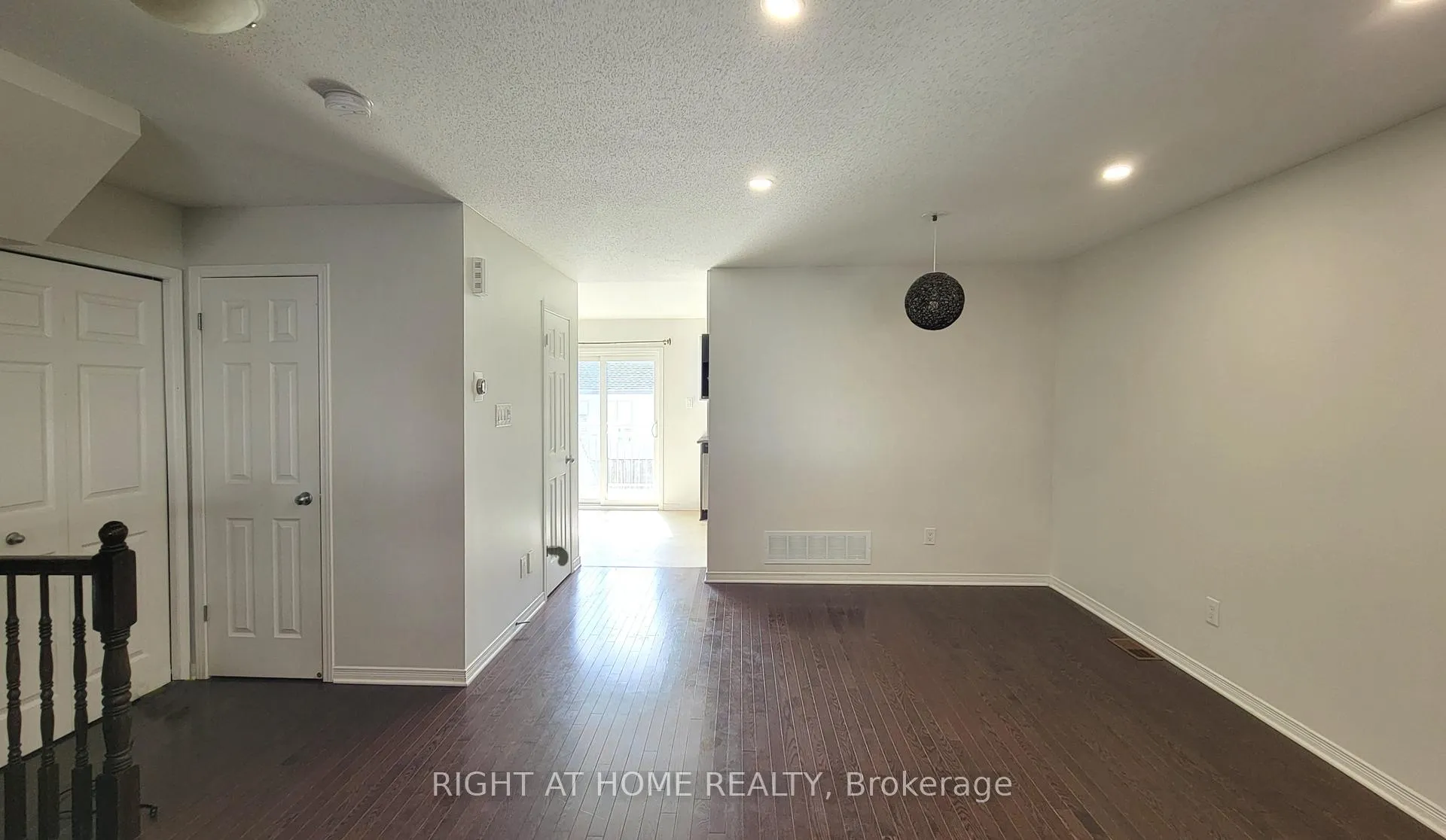 Photo 3 of Unit 11, 307 Galston Private, Ottawa, Mer Bleue/Bradley Estates/Anderson Park — HOMEH