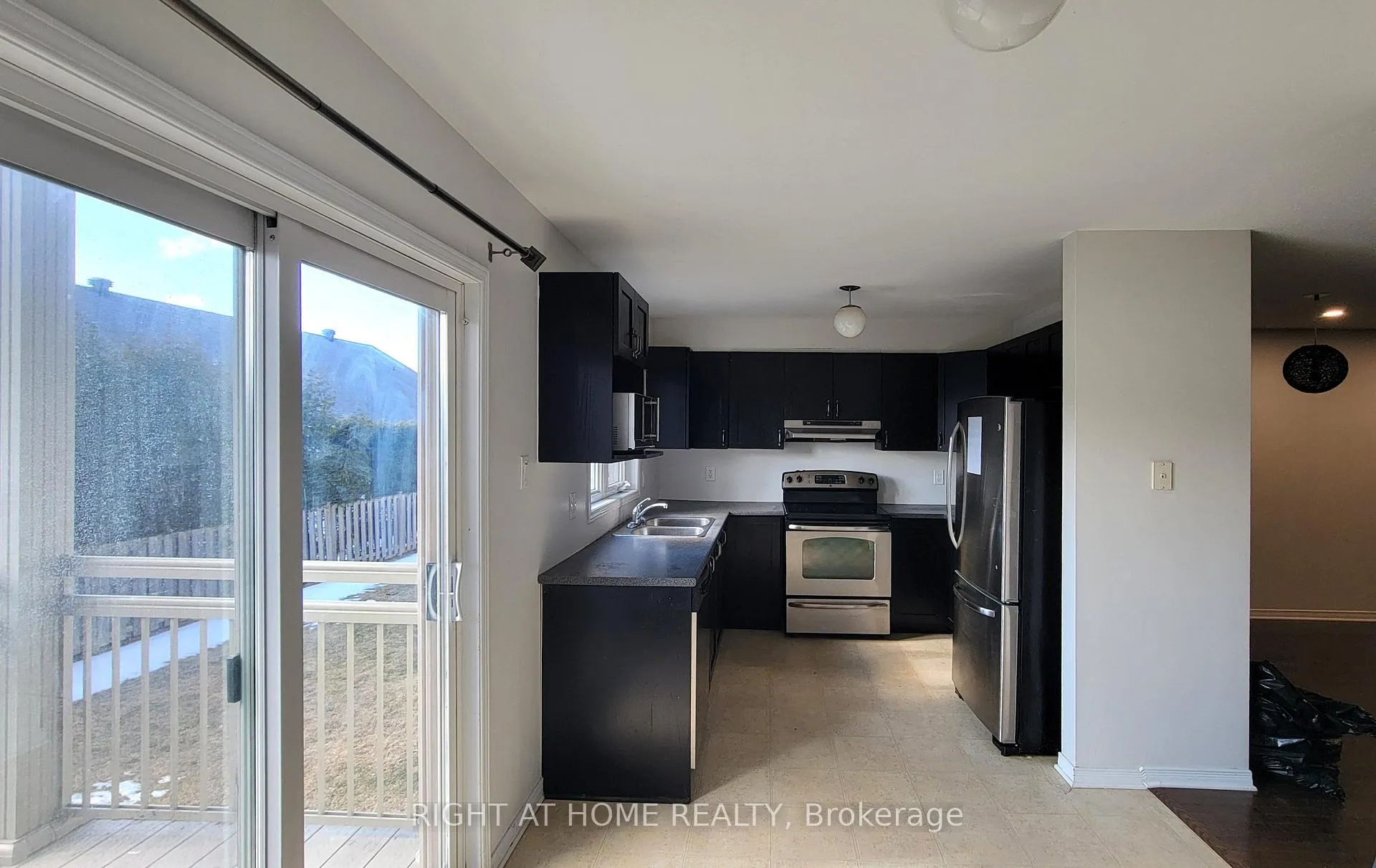 Photo 5 of Unit 11, 307 Galston Private, Ottawa, Mer Bleue/Bradley Estates/Anderson Park — HOMEH