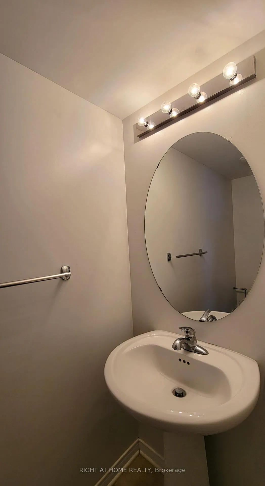 Photo 6 of Unit 11, 307 Galston Private, Ottawa, Mer Bleue/Bradley Estates/Anderson Park — HOMEH