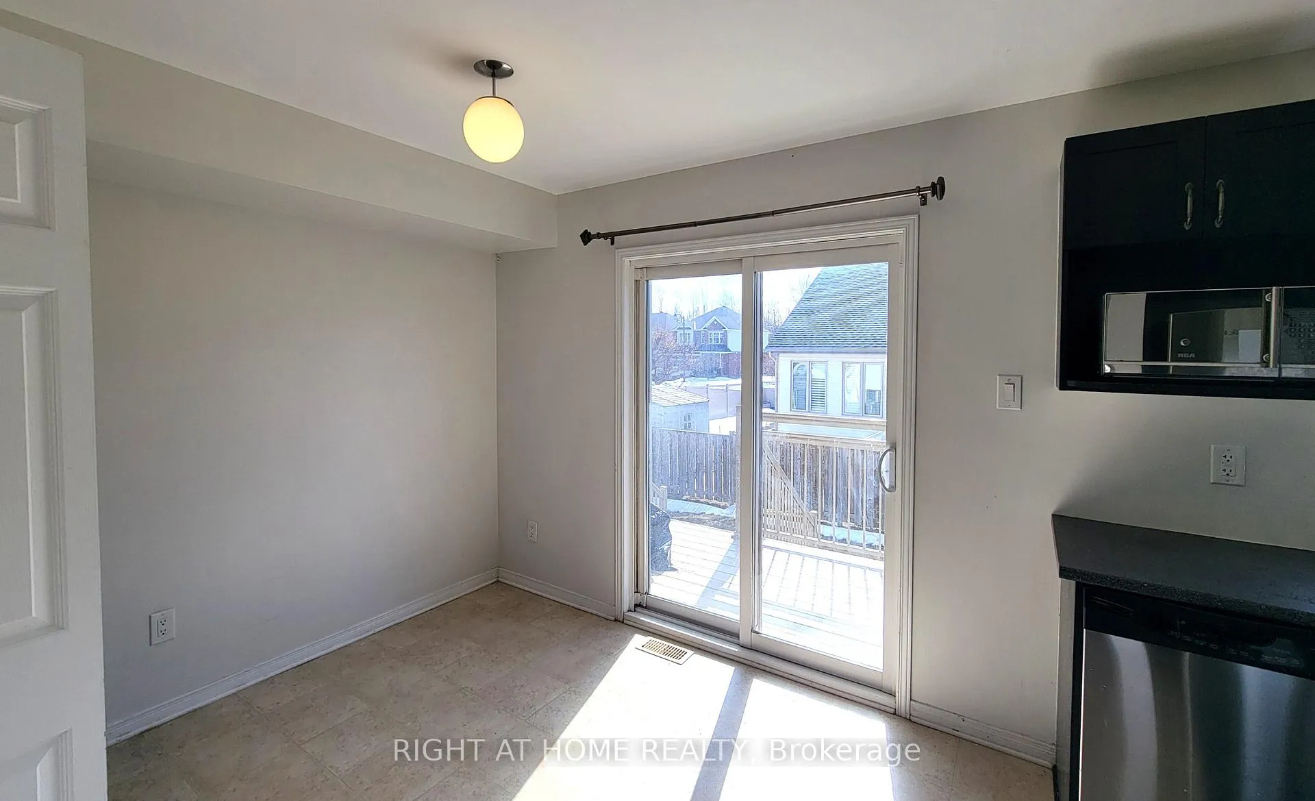 Photo 7 of Unit 11, 307 Galston Private, Ottawa, Mer Bleue/Bradley Estates/Anderson Park — HOMEH