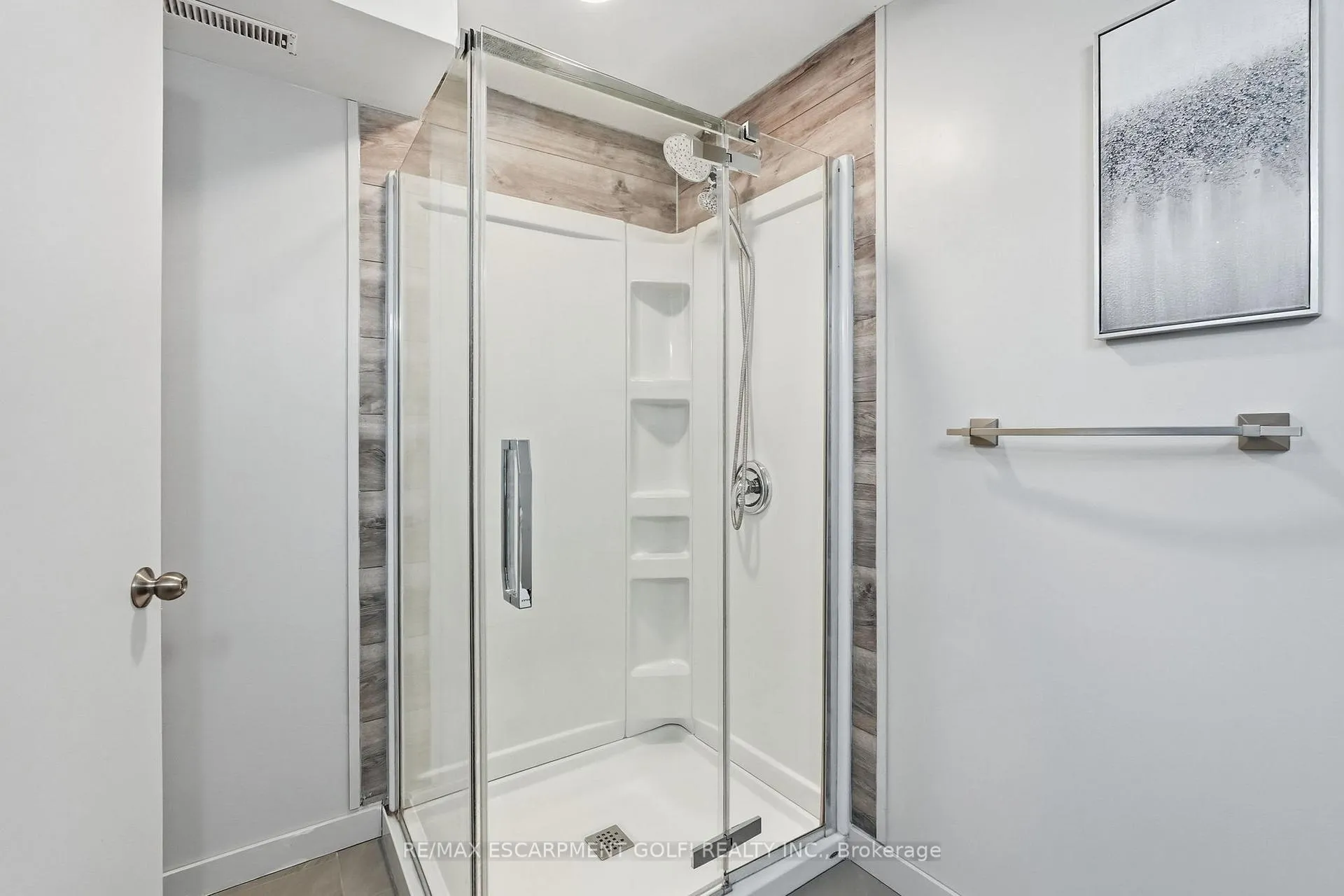 Photo 20 of 39 Kennard Street, Hamilton, Stoney Creek Mountain — HOMEH