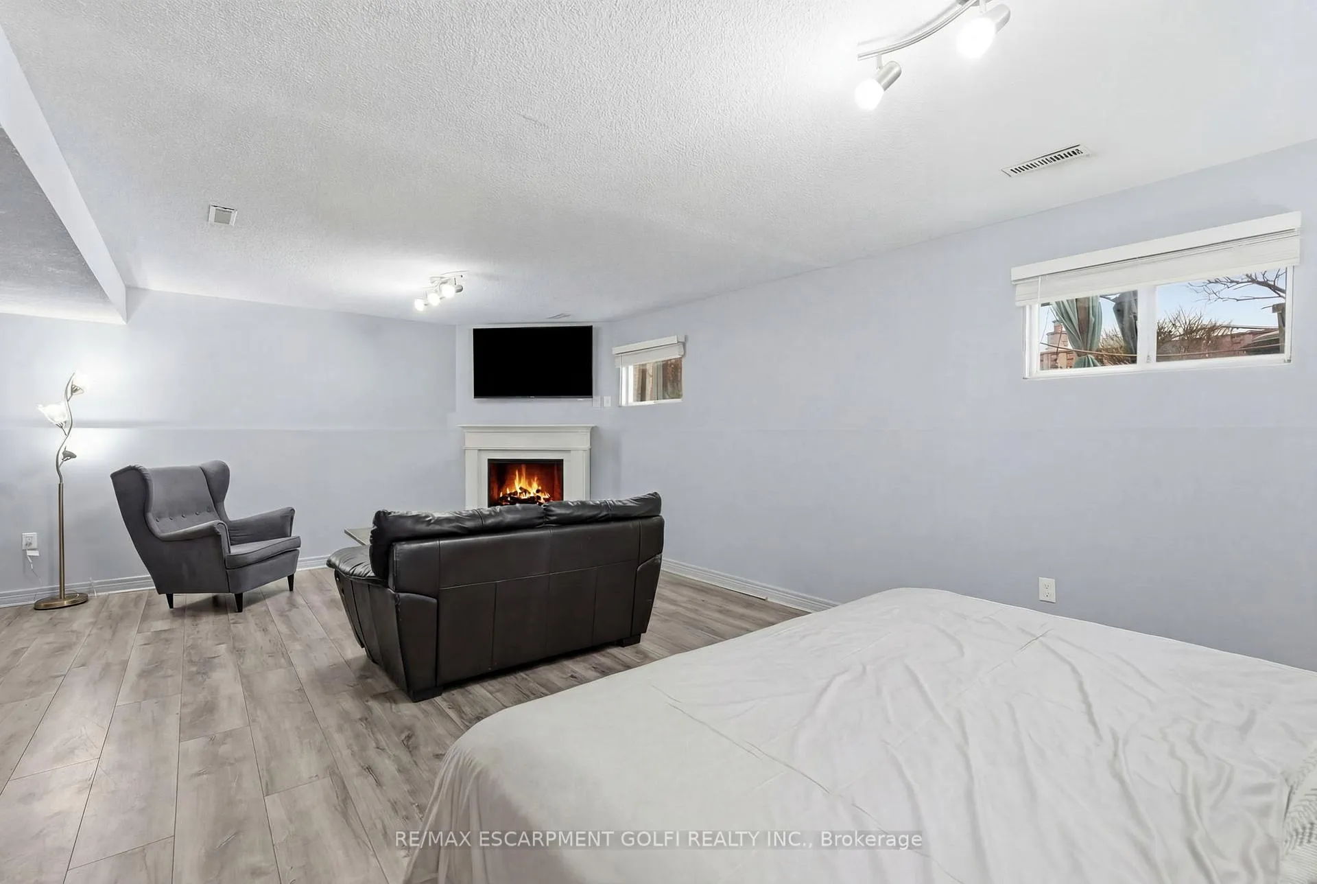 Photo 24 of 39 Kennard Street, Hamilton, Stoney Creek Mountain — HOMEH