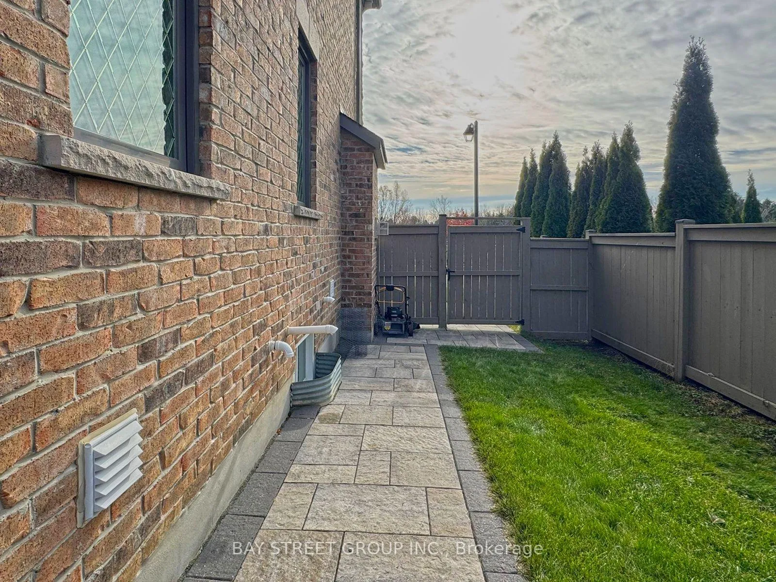 Photo 4 of 39 Cairns Gate, King, King City — HOMEH