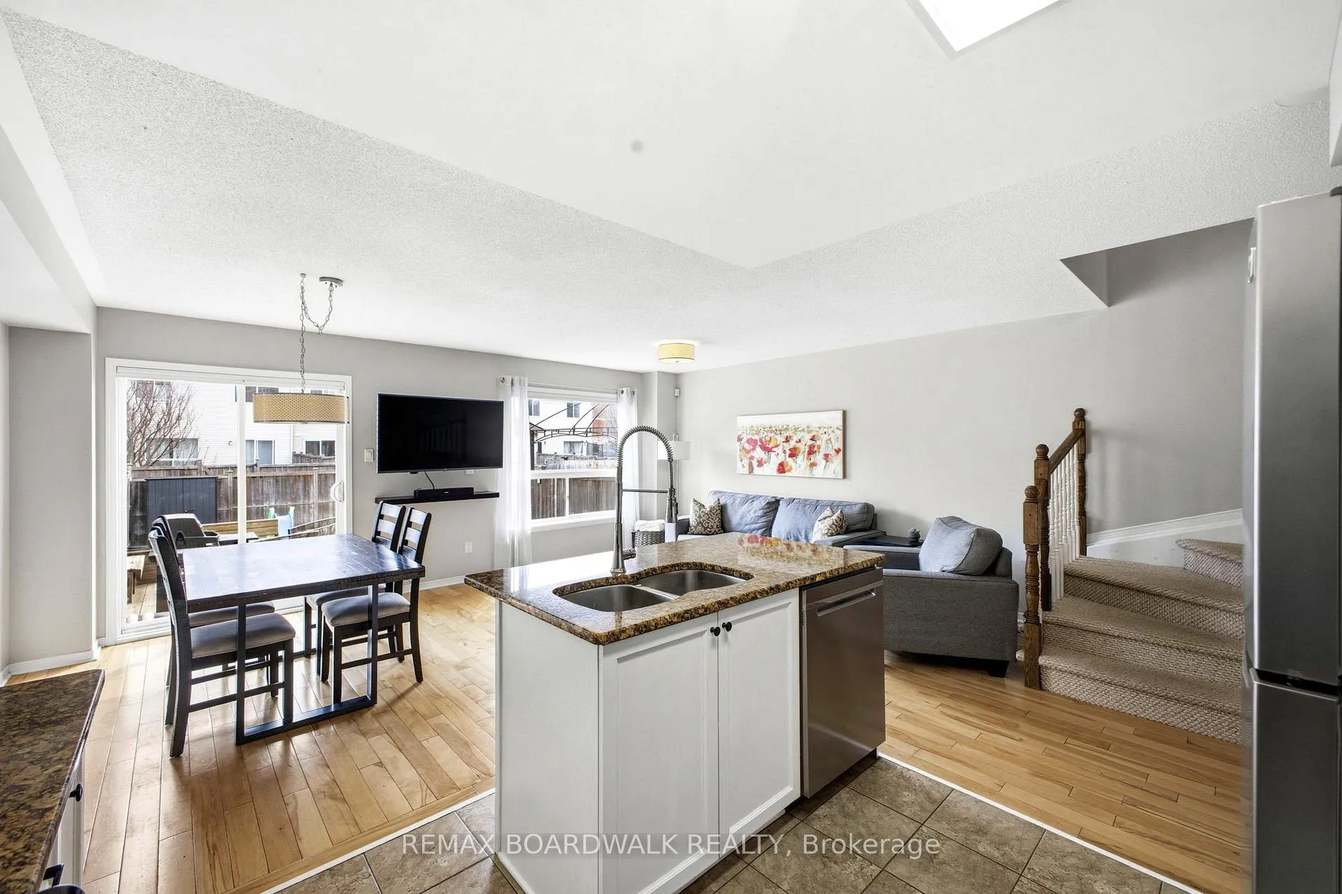 Photo 5 of 110 Prem Circle, Ottawa, Barrhaven - Cedargrove/Fraserdale — HOMEH