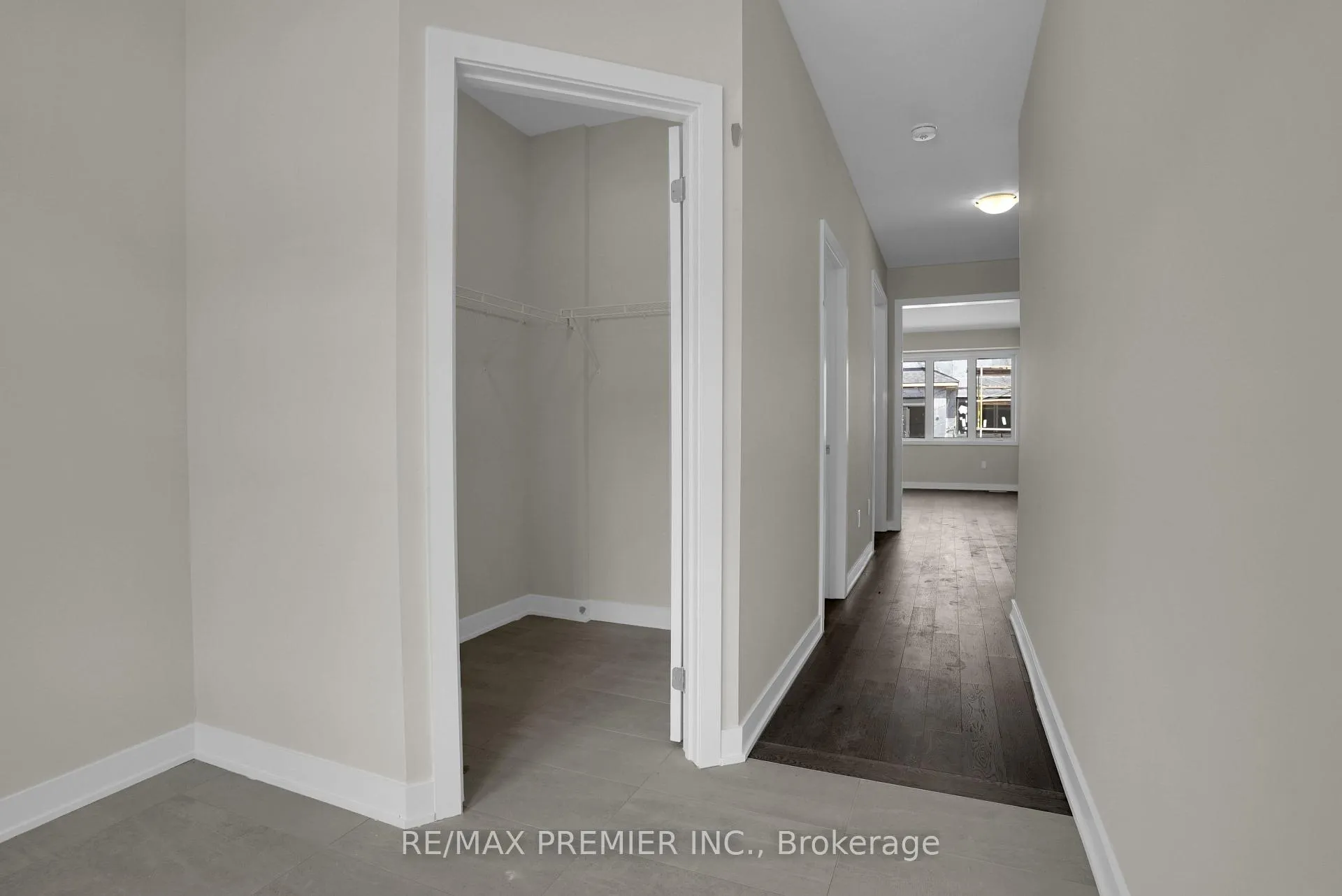 Photo 3 of 28 Downriver Drive, Welland, Dain City — HOMEH