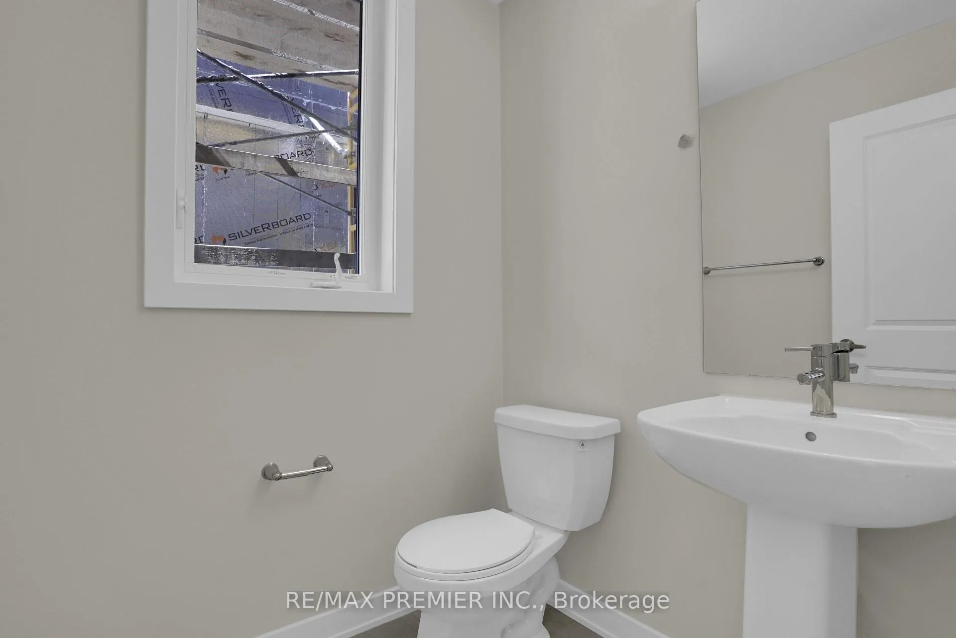 Photo 5 of 28 Downriver Drive, Welland, Dain City — HOMEH