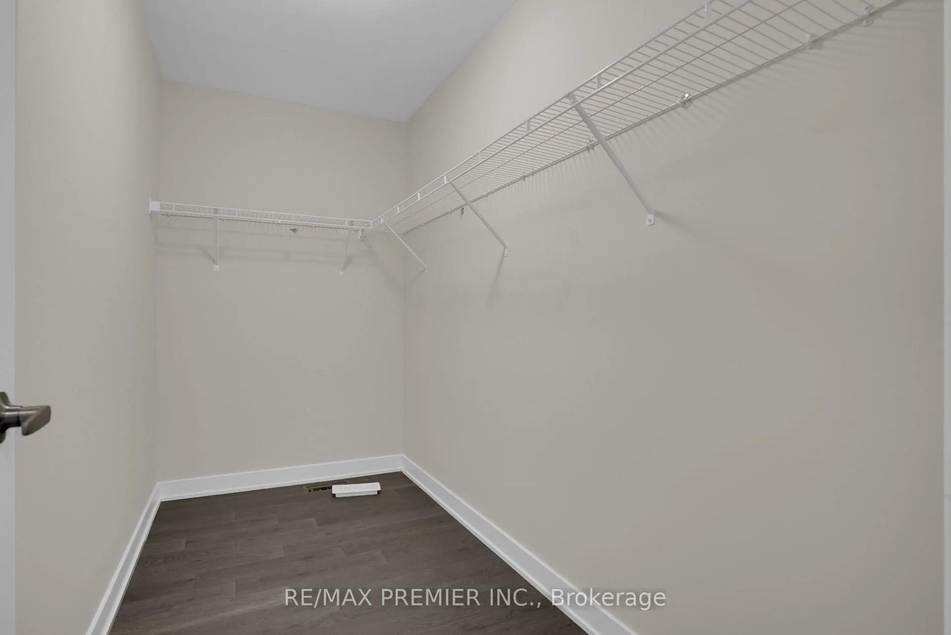 Photo 11 of 28 Downriver Drive, Welland, Dain City — HOMEH