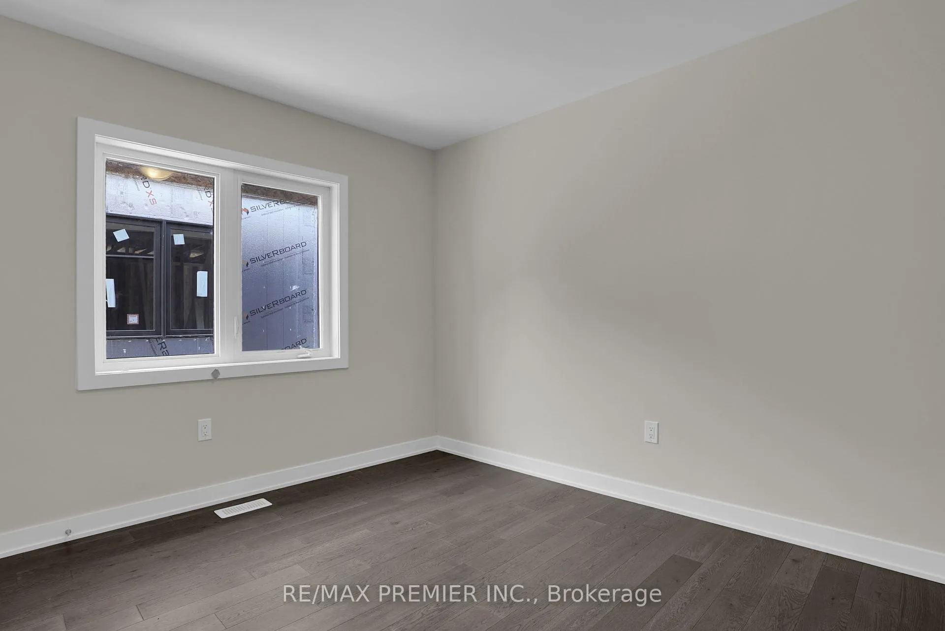 Photo 12 of 28 Downriver Drive, Welland, Dain City — HOMEH